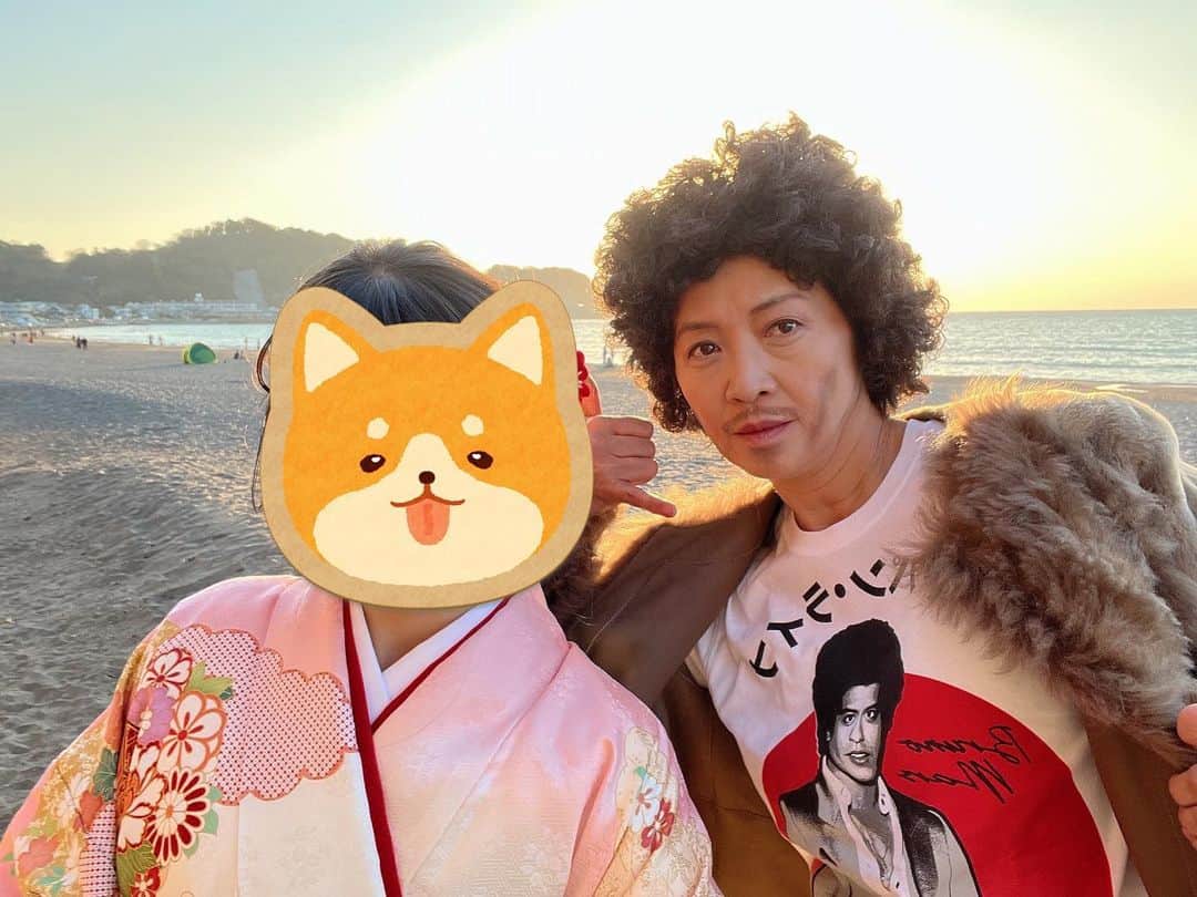 田中美佐子のインスタグラム：「成人の日に娘の大好きなブルーノマーズが駆けつけてくれたらどんなに喜んでくれるだろうか！ そんなことを今日まで考えていたらこうなった！ イカすね👍👍👍 ハワイの海で踊っているブルーノマーズも想像してみたらこうなった！  娘ちゃん、今日私にくれた言葉は私だけのものとして大切にしまっておきます。サンキュー。 健康でここまで来てくれてありがとう㊗️これからもずっと健康で素敵な人生を💕  #忘れられない成人の日にする#ブルーノマーズ#Tシャツもブルーノマーズ#アロハシャツ着たかったけど持ってなかった#ちょっとだけ似てる？」