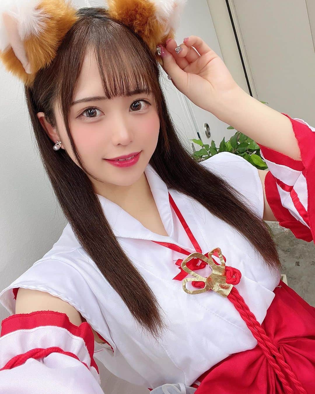 のインスタグラム：「狐の巫女さんだぞ🦊⛩💗  ． #gravure #gravureidol #bikinimodel  #グラビア #グラドル #インスタグラビア  #グラビアアイドル  #巨乳 #童顔 #ロリ #ロリ巨乳 #japaneseidol #sexydress  #sexystyle #japanesegirl  #アイドル #コスプレイヤー#コスプレ #asianbabygirl #asianbeauty #asiangirls #巫女 #巫女さん #巫女コスプレ #新年  #きつね #狐 #🦊 #きつねうどん #狐狸」