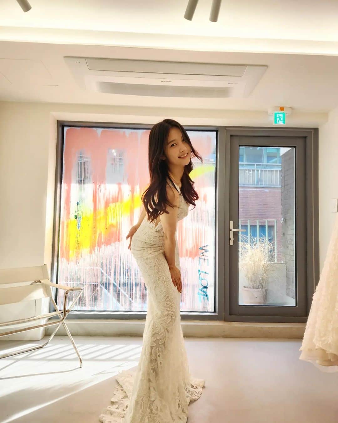 ジヒョン さんのインスタグラム写真 - (ジヒョン Instagram)「드레스 피팅때.. 열심히 사진찍어주신 회사 식구분들 👍 💕  .  @urbanworks.official @deibe_seoul_record」1月10日 10時59分 - jihyunilovee
