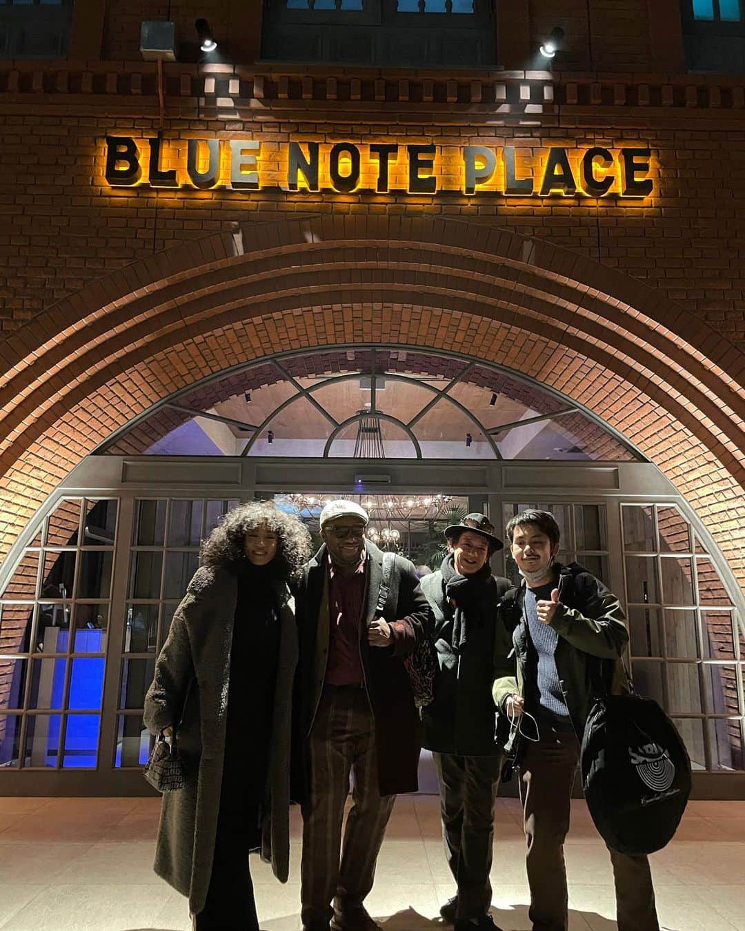 のインスタグラム：「at Blue Note Place last night. Thank you, Blue Note Japan💞  David Bryant Trio @bluenote_place での極上な空間の中でのライブ、素敵な一夜でした。急遽駆けつけて下さった友人たち、新しいご縁、また温かいメッセージ、全てに感謝❤️ インスタライブの使い方がわからない〜💦学びます🙇🏻‍♀️  おつかれさま& We love you!! @konarosejackson 😘😘❤️❤️  #davidbryanttrio  #nomusicnolife  #jazz #rhythemandblues  #bluenoteplace  #familytime」