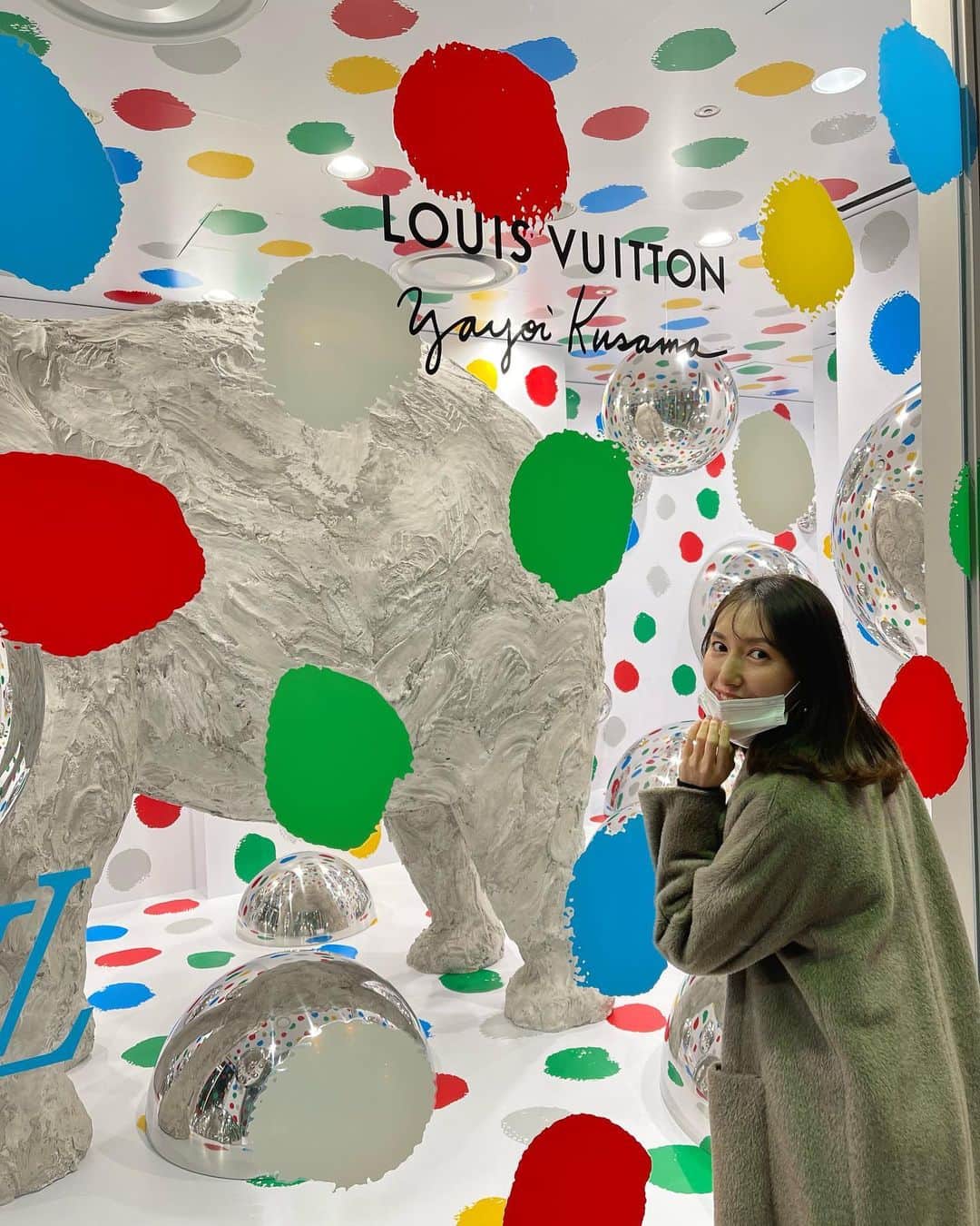 松本リコのインスタグラム：「・ ・ ・ ・ カラフルで可愛いっ♡ louis vuitton yayoi kusama ・ ・ ・ #louisvuitton #yayoikusama  #アート #art #japanesegirl #japangirl  #お洒落 #インスタグラマー  #インフルエンサー #ハーフ顔 #fashion #ファッション」