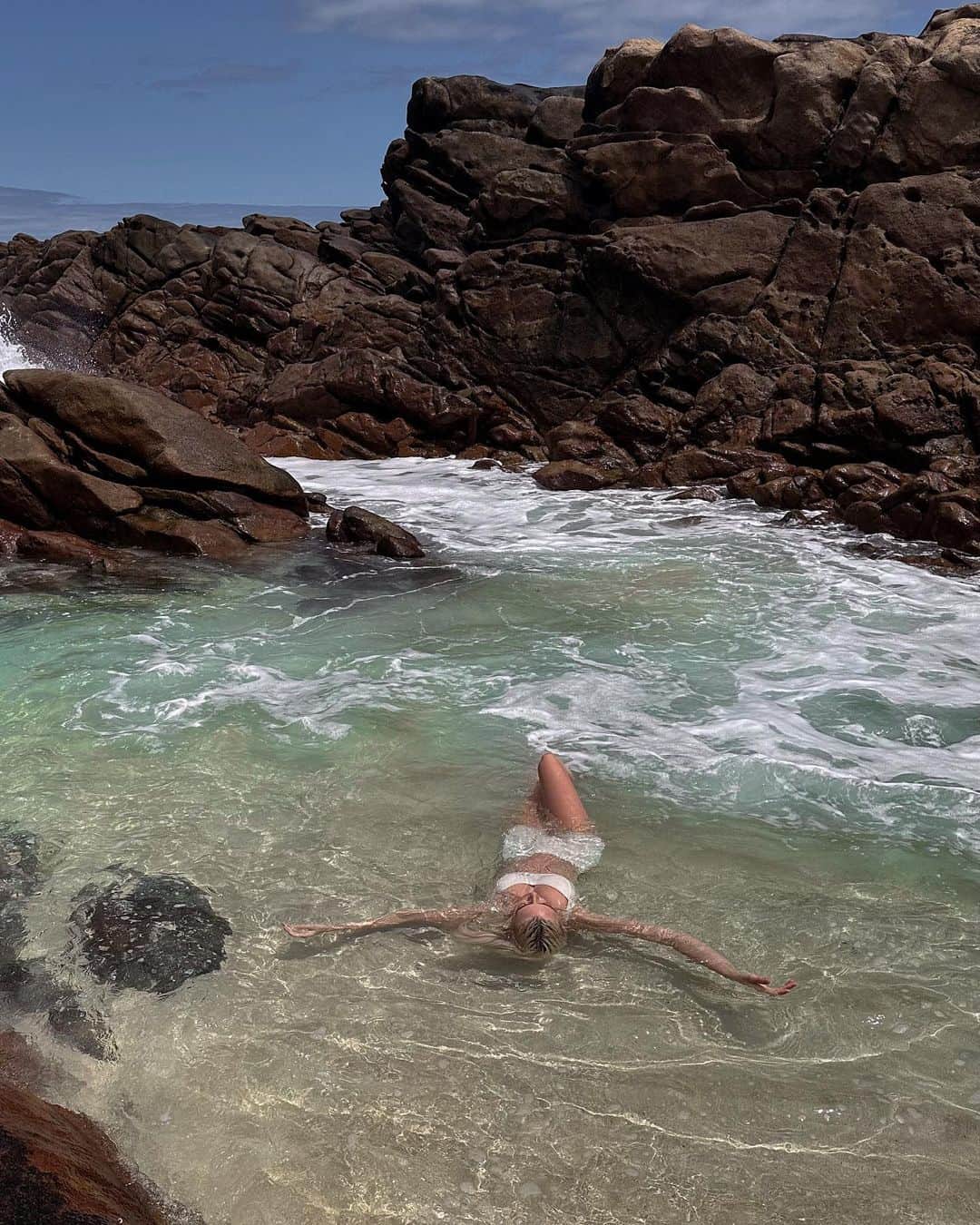 パイパー・アメリカ・スミスのインスタグラム：「4 years later, swimming at his favorite beaches 🐚🤍」