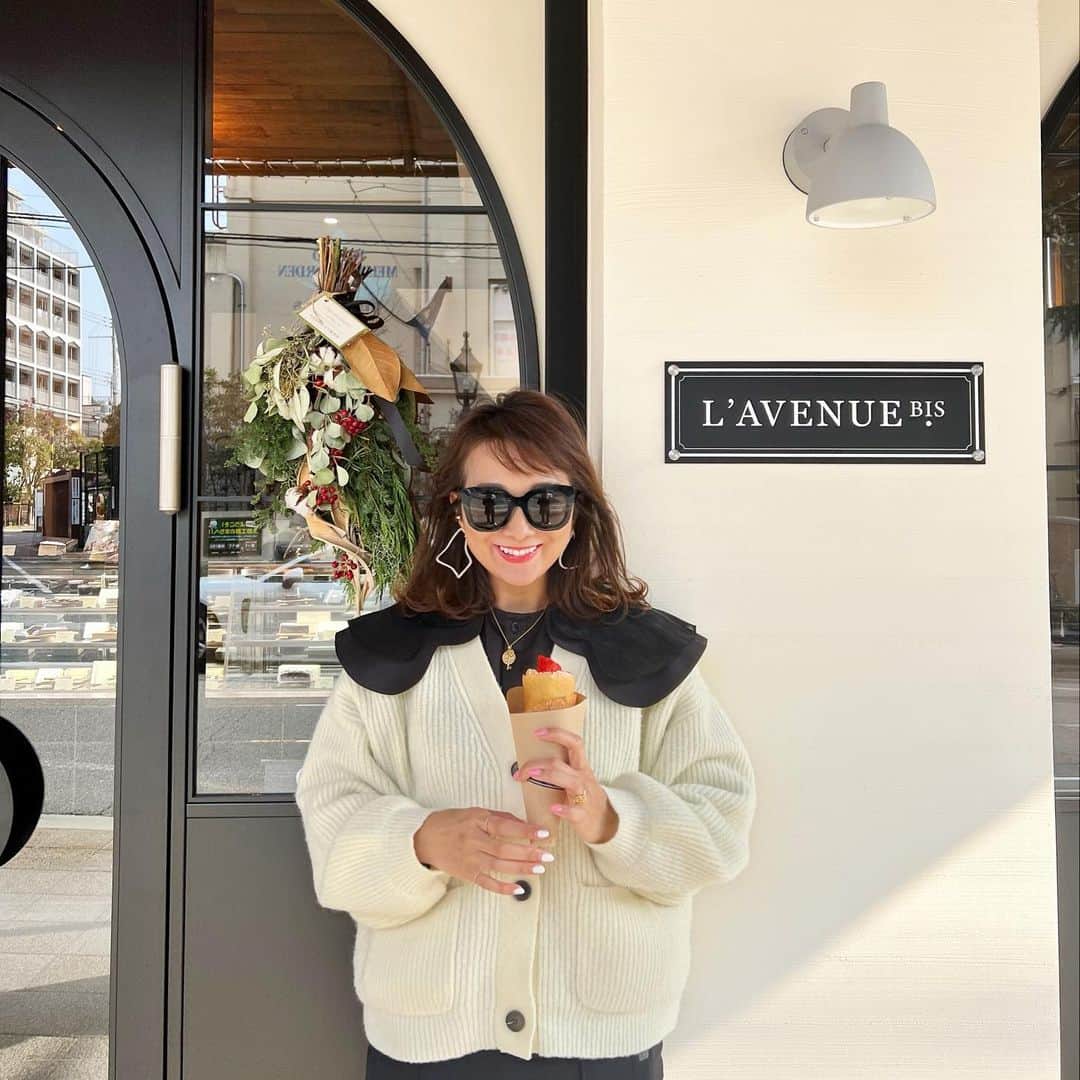 Mai Wakimizuのインスタグラム：「連休最終日はお友達4familyで新年会でした♡嬉しいことにお友達も同じメレンゲちゃん着てくれててお揃いコーデだった＼(^o^)／(というか全員LINKABLE着てくれてた♡)このブラウス、1枚でも可愛いけどカーディガン合わせで襟だけ出すスタイリングも大好き♡愛用しすぎなリャマカーディガンと♡特にback styleがお気に入り♡ #wakkinstyle#ootd#coordinate cardigan&tops:#linkable @linkable_official」