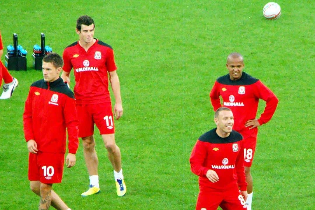 ロバート・アーンショウのインスタグラム：「A spectacular player A great person  A super teammate   Wales best player ever  ❤️💚🤍  Happy retirement @garethbale11  You brought such joy to many people  as you graced the field with your talent  🔥❤️  #garethbale #football #futbol #soccer」