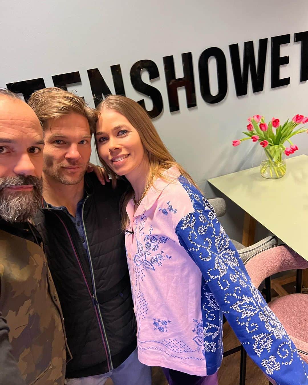 のインスタグラム：「I vældigt godt selskab med @davidowe_ og @cascrump - vi taler Farlige Forbindelser og kolde afvaskninger 👍🏻  @aftenshowet_dr」