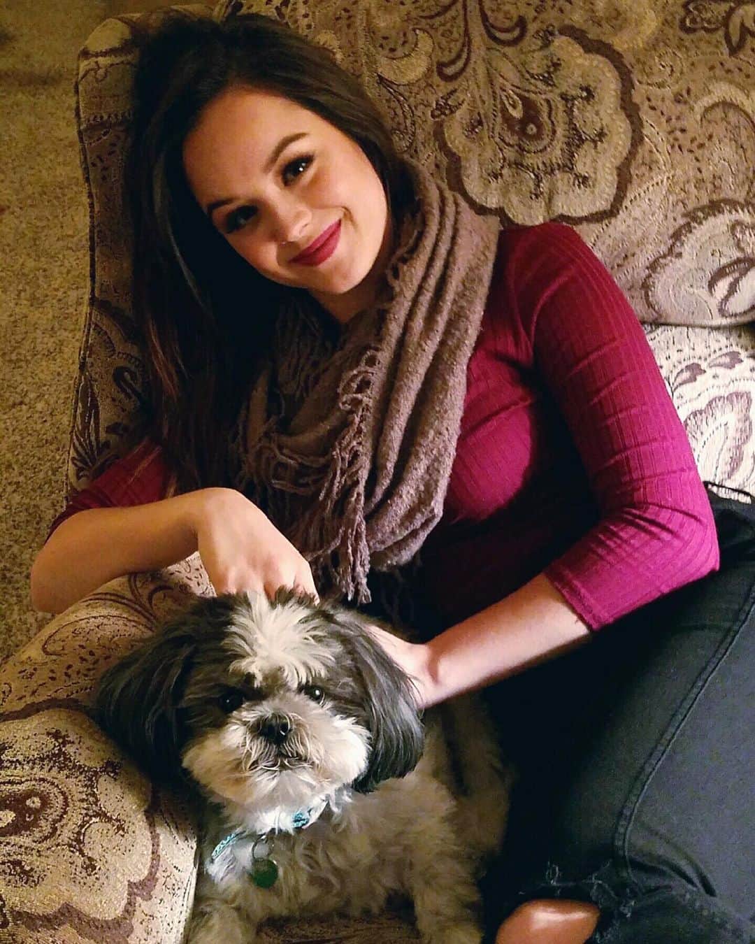 ヘイレイ・オランティアのインスタグラム：「It’s with a very heavy heart that I tell you that our sweet dog, Gizmo, has passed away today. Just two days before his 15th birthday but what an amazing life he has lived. Gizmo was attached at the hip to my father and travelled all over the country with us as a family. He took on more than the role of the family dog and has been there through many ups and downs. He was deeply loved by us and our friends and he will be incredibly missed. 🕊️💜」