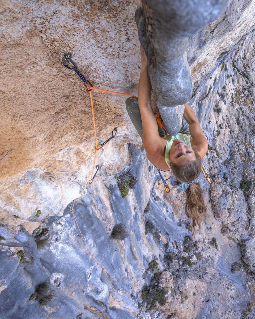 シャーロット・デュリフのインスタグラム：「700 and counting, 8a+, Kyparissi, Greece   I bolted this route in December 2021 while @joshlrsn @dannyclimbs7 and I had an awesome but rainy trip so we couldn’t really climb. We were bolting in a new sector and I noticed this big tuffa way up above ground, sticking out of a prow feature in the overhang…  I couldn’t resist and bolted it ground up. Sadly, it was wet, and limestone (especially tuffas!) get fragile when it’s soaked up with rain, so I didn’t get to climb in it then.  When we returned in summer 2022 for our wedding, I obviously really wanted to climb it (amongst other undone projects we had bolted), but in parallel I also had my 2022 goal to achieve : climb 17 routes 8a or harder, so I would reach the anecdotic number of 700 throughout my career. When we got to Greece, I had 3 left, and I paced myself to make the 700th special. You guessed it, I picked that big tuffa line to be my project for the 700th. I didn’t know the grade, nor the moves, and I still had to clean it. After two days working on it and making it ready to climb, I clipped the chains, and it was a great moment : it felt challenging enough, it’s a line I bolted during a trip with my favorite person @joshlrsn in one of the best places in the World, my dad was there to belay me, and I could now relax for my wedding happening a few days later 😂  If you haven’t seen it yet, check out the @coldhousemedia « and counting » film of this story (with cool archival footage!) on @epictv or by following the link in my bio !   Photo by @joshlrsn @coldhousemedia   @mountainhardwear @petzl_official @eb_climbing @volxholds」