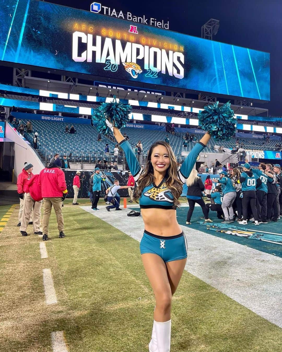 本田景子さんのインスタグラム写真 - (本田景子Instagram)「We are AFC SOUTH CHAMPIONS🏆✨  What a season!!!!🤩 This is my first time experience and best game in these 5 years🥹✨  Five in a row!!!!! But Job's not finished!!!!!!!🔥🔥🔥🔥🔥🔥🔥  I want to go to the Super Bowl!!!!!!!🙏🙏🙏🙏🙏🙏🙏  AFC Southチャンピオンになりました！ この5年間チームは不調だったので、初の経験です！！いつもならここでシーズンが終わり、練習も終了となっていましたが、引き続きシーズンが続いていることがめちゃくちゃ嬉しい🥹 日本からもたくさんの応援ありがとうございました！次はまたサタデーナイトゲームで同じ時間です！！ みなさん、引き続き私達にパワーを下さい🙏 日本でも生中継、生配信されるそうなので、ぜひ観て頂けたらパワーになります🥺🙏 応援宜しくお願いします！！💙🔥  私はスーパーボウルに行ったら死んでもいいと思ってます。 それくらい行きたい気持ちが大きいし、それ以外にもう思い残すことはないんです。 潔く引退できる。  今はチームがそこにいけることしか見てない。 そのために、自分にできることを精一杯全力でやり切ります。  そして今日のゲームではなんと、チアリーダーオブザゲームに選ばれました😭❤️ もうこれ以上の日はありません😭 そのことは次の投稿で書くのでぜひご覧下さい🥺🙏❤️  #theroarofthejags #nflcheerleaders #florida #jacksonville #nfl #jaguars #duuuval #アメリカ生活 #nfl #amara #kissnails #本田景子 #チアリーダー #ジャクソンビル #フロリダ #gameday #week18 #afcsouthchampions #cheerleaderofthegame」1月10日 4時27分 - keikohonda1111