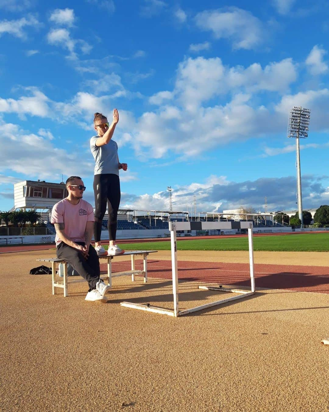 Amandine BROSSIERのインスタグラム：「Direction la seconde semaine de notre stage à Séville 🤗☀️ Tous les feux sont au vert. Plus qu’à passer la 2ème maintenant…  #seville #trainingcamp #work #trackandfield #train #track」