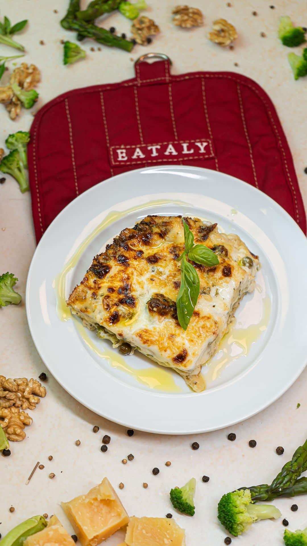 Eataly Brasilのインスタグラム：「Eataly, como eu faço Lasagna Primavera?   Esse prato é uma opção mais leve e igualmente deliciosa da clássica lasagna. Para essa receita, usamos:   400ml de leite integral; 3 folhas de louro; 5 grãos de pimenta-do-reino; 1 dente de alho; 1 maço de manjericão; 100g de farinha de trigo; 100g de manteiga; 120ml de azeite de oliva; 80g de nozes; 1 ramo de brócolis; 20 folhas de lasagna Eataly; 400g de aspargos; 200g de ervilhas congeladas; 150g de Parmigiano Reggiano ralado; Sal a gosto.  Modo de preparo:  Coloque o leite e o louro e a pimenta em uma panela pequena e aqueça em fogo baixo. Coe o leite e reserve. Derreta a manteiga em uma frigideira e acrescente a farinha, refogando e mexendo sempre por dois minutos. Acrescente a mistura ao leite, coloque sal a gosto e mantenha no fogo sem parar de mexer até ficar com textura cremosa. Acrescente noz-moscada e reserve.   Coloque o alho e uma pitada de sal em um pilão grande e soque até formar uma pasta. Reserva algumas folhas de manjericão para guarnição e coloque cerca de um quarto das folhas no pilão e forme uma pasta. Vá juntando todas as folhas. Coloque as nozes e triture. Adicione o azeite aos poucos e vá misturando. Por fim, incorpore 50g do queijo até ficar homogêneo.  Em uma panela grande, adicione água e sal e ferva. Cozinhe as massas. Separe um pano de prato de algodão limpo na bancada e uma vasilha de água gelada ao lado. Quando as massas cozinharem, mergulhe-as rapidamente na água gelada. Apoie-as sobre o pano e seque delicadamente com papel-toalha.  Cozinhe os vegetais. Quando cozinharem, coloque na água gelada e escorra. Pique-os e reserve.  Pré-aqueça o forno a 230ºC. Unte uma assadeira com azeite de oliva e coloque uma fina camada do molho bechamel. Cubra a assadeira com uma camada de lasagna, coloque cerca de 1/5 do bechamel, 1/4 do pesto e dos vegetais nessa camada. Siga a montagem e finalize com bechamel e polvilhe o restante do queijo. Leve ao forno por cerca de 10 minutos, fique de olho até dourar. Rende 8 porções. Buon appetito!   #eataly #eatalybr #eatalybrasil #eatalysp #italianfood #italy #lasagne #lasagna #food #foodlovers」