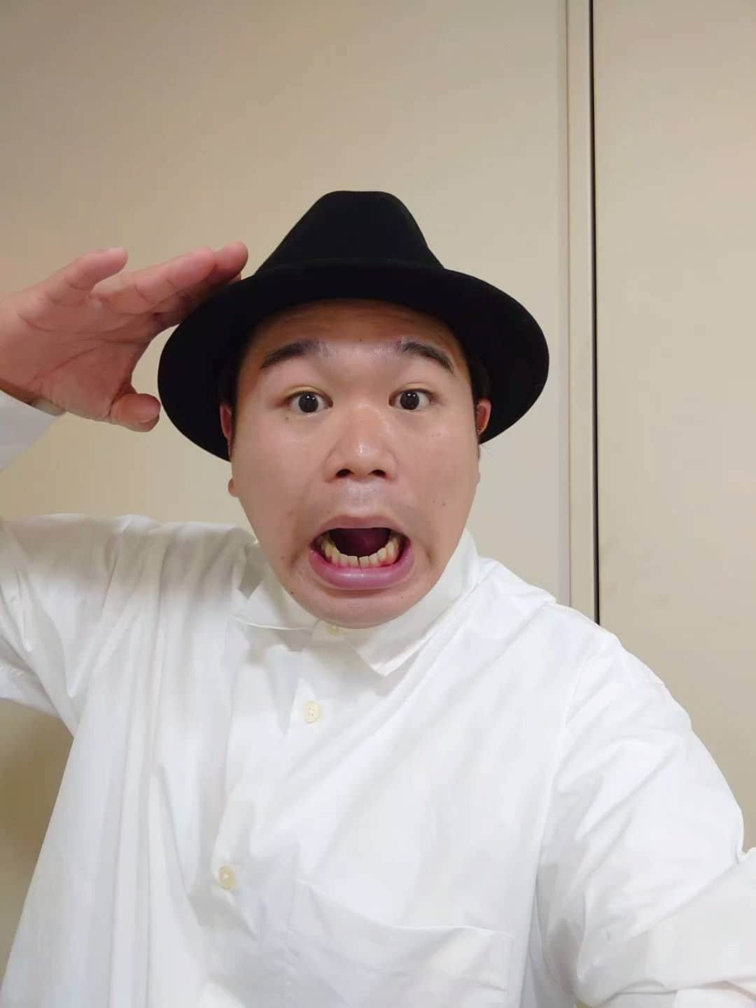 あしべのインスタグラム：「1月になり、 28日で34歳になる！ いつまでやれるかわからない芸人生活 33歳を悔いないように楽しもう😉  誕生日のお祝いお誘い待ってます🎂（笑） 前日は、マリンロケット🚀出演  #あしべ #ものまね #誕生日」