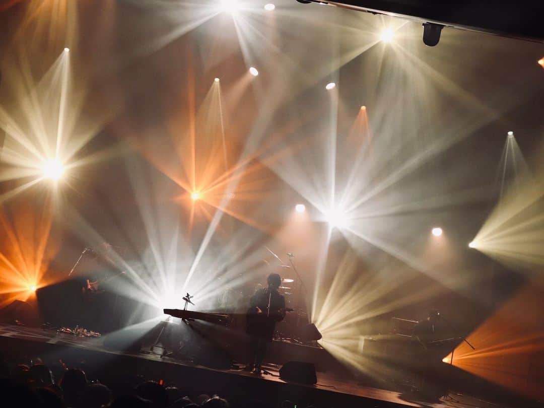 センチミリメンタルのインスタグラム：「シンガポール🇸🇬 1stワンマンライブありがとうございました。  海外での初のワンマンライブということで少し不安に感じる時もありましたが、そんな不安はすぐ吹き飛ぶくらい楽しい時間でした。  みんなありがとう。 また必ず来ます。 --- Singapore🇸🇬 Thank you very much for the 1st  one-man live.  I was a little anxious at times about the one-man live overseas, but it was such a fun time that all my worries were soon blown away.  Thank you everyone. I will definitely come back again.  〜〜〜  サポートメンバー  Guitar:村田隆嘉  Bass:@永見和也  Drum:@ナガシマタカト  〜〜〜  2023.1.7 シンガポール1stワンマンライブ セットリスト  1:トワイライト・ナイト 2:青春の演舞 3:光の中から伝えたいこと 4:nag 5:死んでしまいたい、 6:対落 7:まるつけ 8:とって 9:星のあいだ 10:キヅアト 11:冬のはなし 12:東京特許許可局 13:僕らだけの主題歌  en1:ひとりごと(新曲) en2:リリィ  〜〜〜  #センチミリメンタル #センミリ #温詞 #シンガポール  #singapore  #centimillimental #cenmilli  #ポートレート #写真 #photo  #camera #photography  #art #アーティスト #band #ソロユニット #music #音楽 #歌  #歌詞 #詩 #ポエム #poem #邦ロック #邦楽ロック #jpop」
