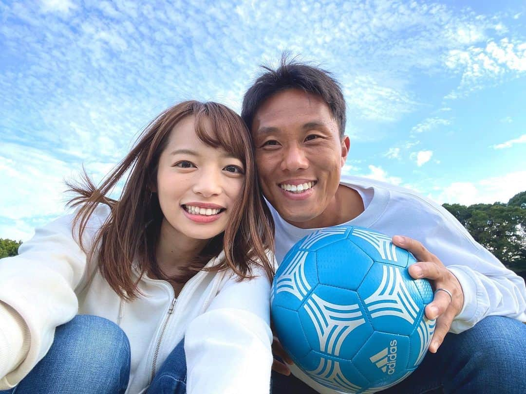 森勇人のインスタグラム：「おはようございます☀ 東海地方の皆さん、オドぜひは見てくれましたか？⚽️ すっごく楽しい時間で笑いっぱなしの収録でした！  関東地方の皆さんは12日(木)25時29分から放送です！ 香川の皆さんも、毎週(水)24時54分から番組が放送されているので是非チェックしてください🙋‍♂️ (※香川では、出演回が少し遅れて放送されますので、また近くなったらお知らせします。）  昨年3月に結婚しましたが、今回ぜひらーとして妻が担当させて頂いている番組に出演し、公表させていただきました☺️  彼女のとにかく真っ直ぐな性格と明るさにたくさんのパワーをもらっています。 まだまだ単身赴任は続きますがお互い頑張ります。  これからも夫婦共々よろしくお願いします☺️  　 #オドぜひ #森勇人 #阿部芳美」