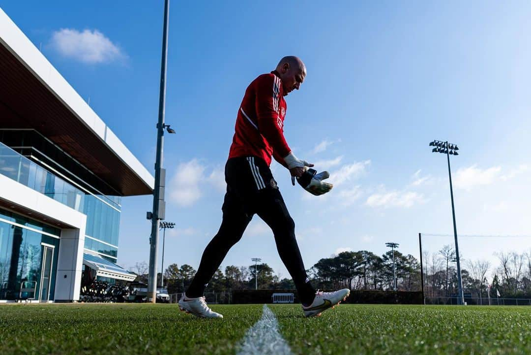 ブラッド・グザンのインスタグラム：「Year 19…let’s go! 💪🤜🙌 🔴⚫️」