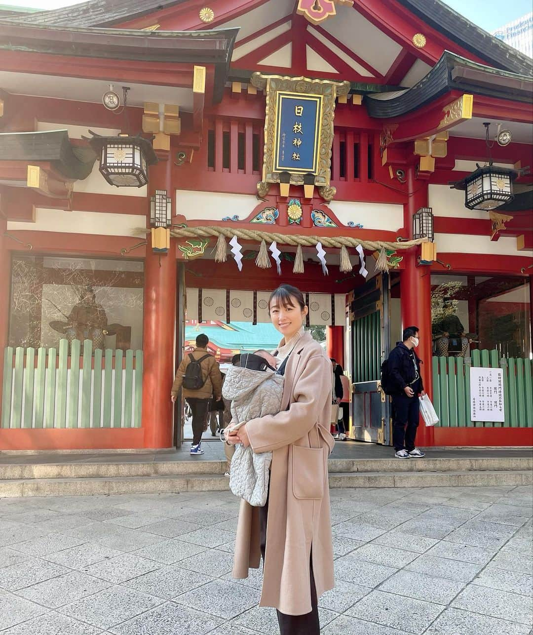 森木美和さんのインスタグラム写真 - (森木美和Instagram)「2023年今年もよろしくお願いいたします☺️✨ 皆様が健康で幸ある一年になりますように！  日々の娘の成長を楽しみながら、今年ものんびり穏やかな一年にしたいです☺️  新生児期からのお洋服もオムツも小さくなってきて、そろそろステップアップです♡  抱っこ紐から顔が覗けるようになり、お散歩に行くと大きな目でキョロキョロと外の世界に関心を持ち始めました💕  目が合うと笑いかけてくれます。  すくすくと元気に育ちますように🙏⛩  #生後2か月  #赤ちゃんとお出かけ  #赤ちゃんのいる生活」1月10日 9時17分 - miwamoriki