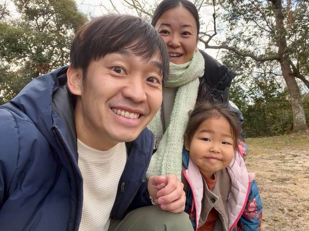 福田基広のインスタグラム：「みなさんへ、テンちゃんが巣立ちました🕊  、、、と、大袈裟な表現しましたが ついに幼稚園へ初登園✨  ドキドキしてましたが、着くなり開口一発目が  ／ みんな、おはよおぉぉおーー！ ＼  テンちゃんの元気良い挨拶聞いて一安心😌 後ろ髪引かれながらも、僕たちは帰宅。  夫婦で過ごす時間が3年ぶりなこともあり、若干違和感と緊張感がある我が家ですが、今からふたつぶの全体MTGに参加したいと思います。  さて、福田は1月10日から実に3年半ぶりとなる本格的な仕事復帰💪 働くぜー！  みなさん、テンちゃん元気に幼稚園行けましたよ！ これからも見守っててくださいませ💖  #テンちゃん日記  #仕事復帰  #心置きなくスラムダンク観に行ける」
