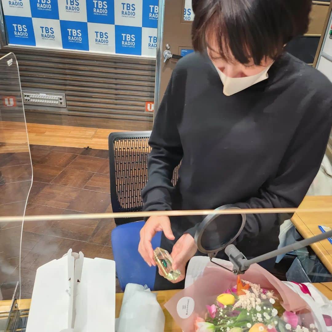 ブルボン小林さんのインスタグラム写真 - (ブルボン小林Instagram)「昨日のTBSラジオ「たまむすび」。 スタッフからの誕生日プレゼントを「へその緒かな？」と開封する赤江さん。  「教えて！ブルボンさん」に投稿くださった皆さんありがとうございました。  #たまむすび #tama954」1月10日 9時58分 - bourbon_kobayashi
