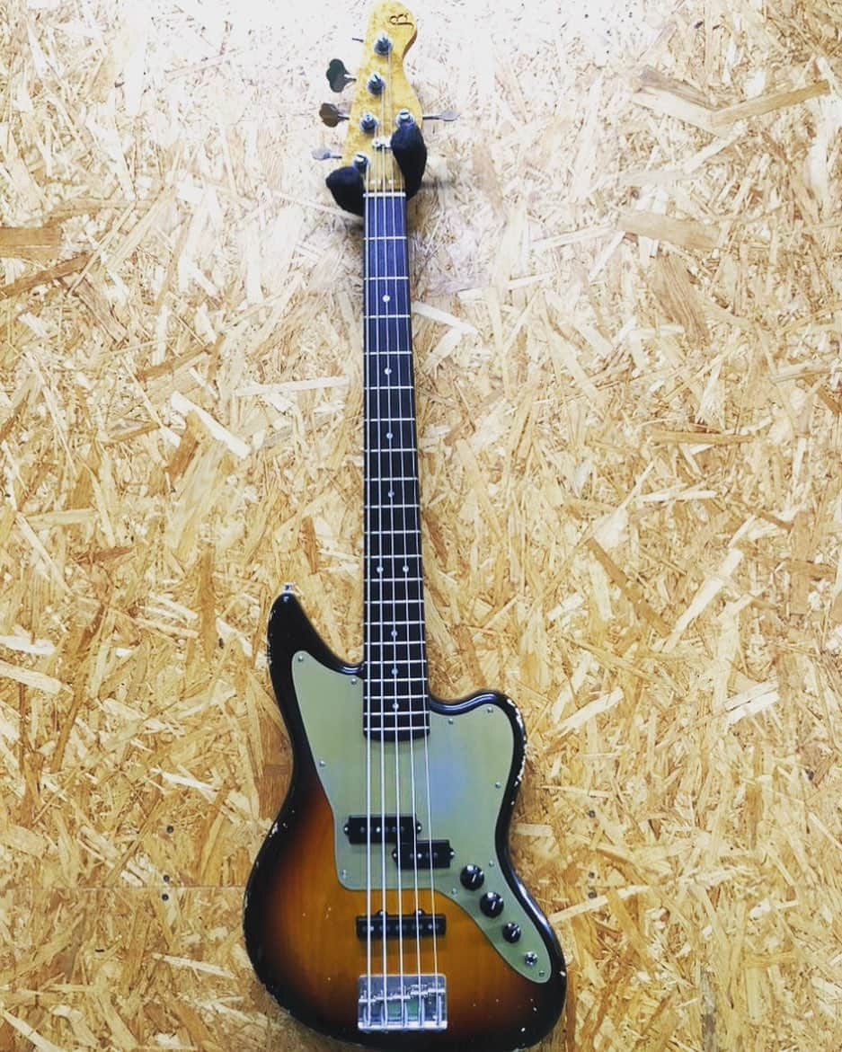 MISAさんのインスタグラム写真 - (MISAInstagram)「new bass  今回もお世話になっているBLACK CLOUDのボスに 考えたデザインお願いしたらそのまんま再現してもらいとてもかっこ良いイケオジみたいなベースが誕生しました。 ジャガーシェイプ、5弦、PJピックアップ。  昨日、突然一曲目から使ったので ん？と思った方も多いと思うのでご紹介🍺  #bandmaid」1月10日 10時11分 - misa_bandmaid