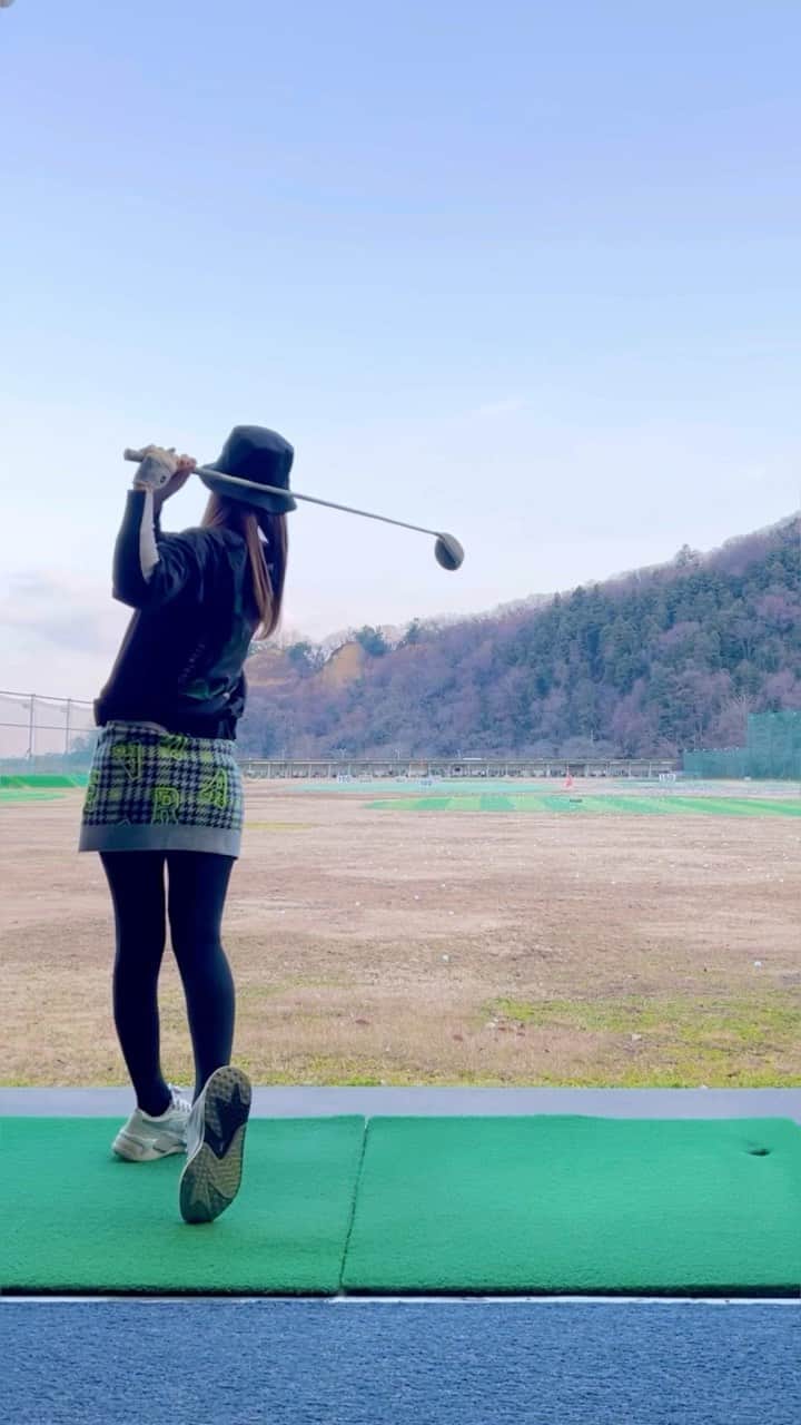 のインスタグラム：「今日は年が変わって一発目の Go!Go!ゴルフ女子の収録でした🥰 久しぶりに良いショットが打てて モチベーションが爆上がりしたので、 この間のなんか振れてない練習動画をあっぷ☃️ ドライバー、7W、56度⛳️  今日のスイングと全然違う…プロすごい… 早くオンエア見て復習したいな🥺  ウェアは @noelreussir_official と @vivaheartofficial です🫶  #成長記録 #ゴルフ女子 #gogoゴルフ女子 #golfnetwork #golba24 #ゴルフ男子 #ゴルフコーデ #ゴルフウェア #冬ゴルフ #ゴルフスイング #スイング動画 #ゴルフ練習 #ゴルフ場 #골프 #골프스타그램 #골프스윙」