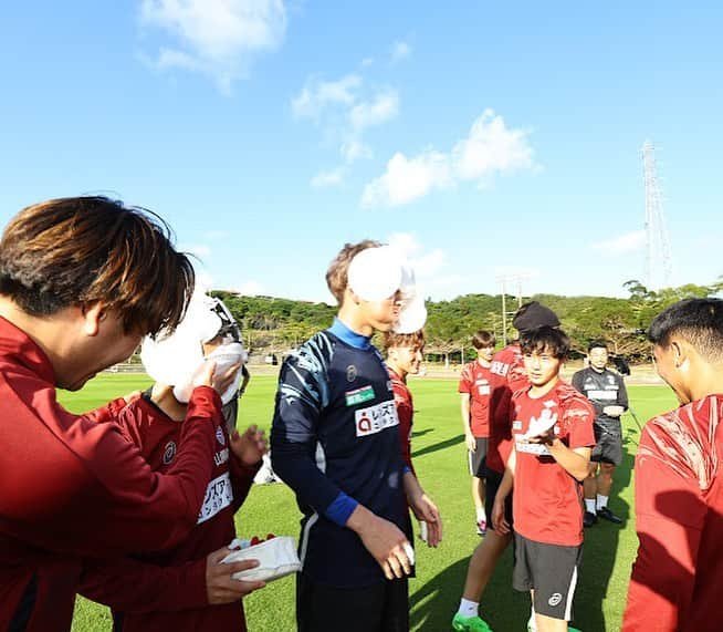 廣永遼太郎さんのインスタグラム写真 - (廣永遼太郎Instagram)「昨日で33歳になりました。 気がつけばチームメイトだった荻さんがキーパーコーチという立場になってるし、シジマールは還暦だし、おれも歳をとるわけだなと。 ひろきくんがいないことにいまだに寂しさはあるけれど良いキーパーチームを作っていきたいなと思ってます。 改めて今年1年間よろしくお願いします👍👍👍 #ヴィッセル神戸 #visselkobe」1月10日 21時05分 - ryotaro.h_32