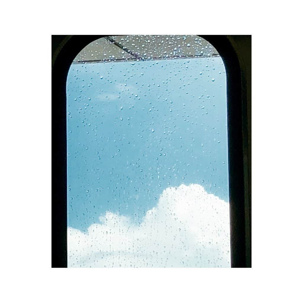 青波凜さんのインスタグラム写真 - (青波凜Instagram)「un ☁️☔️  #空 #狐の嫁入り ? #sceneryphotography」1月10日 21時06分 - aonami_rin_