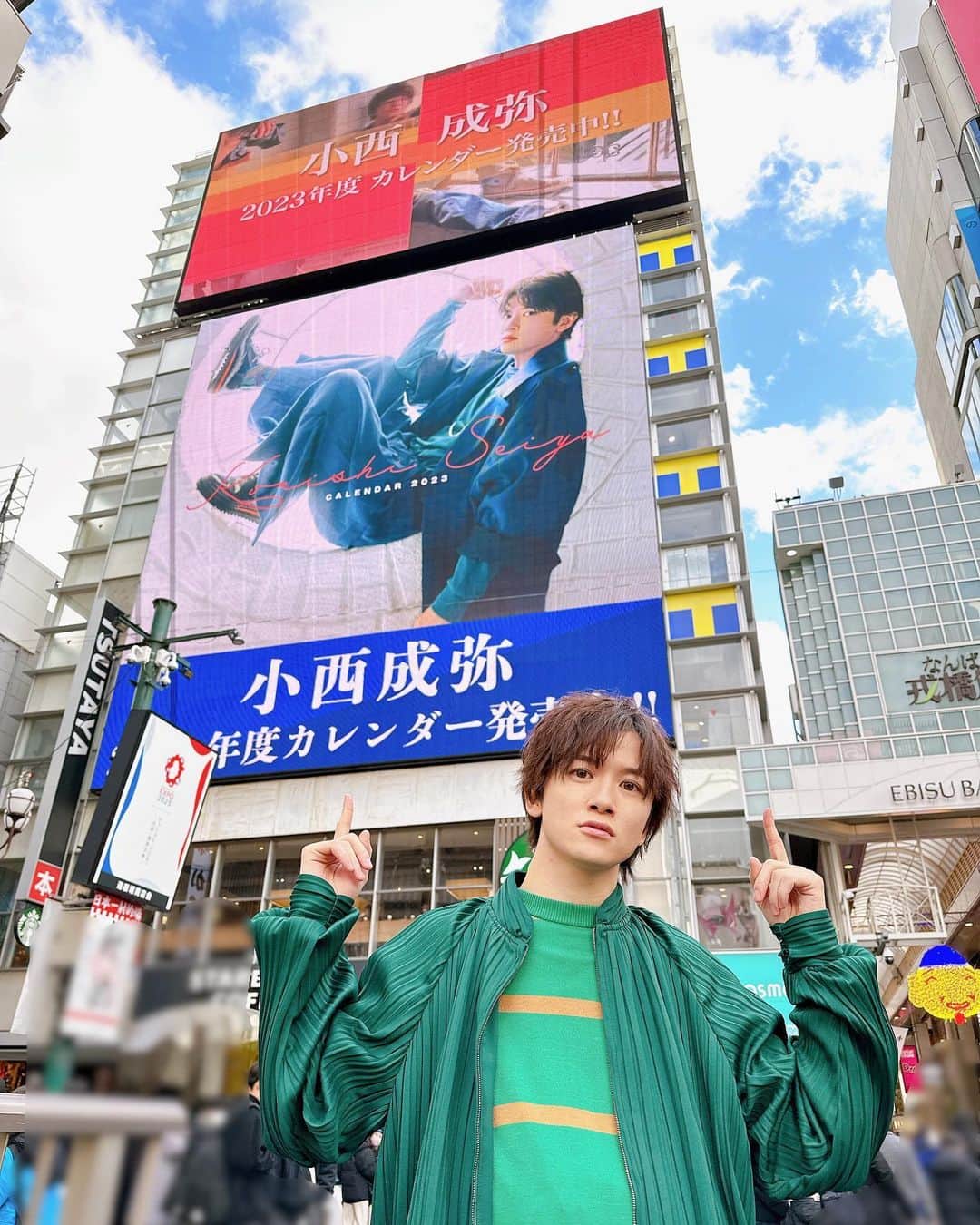 小西成弥のインスタグラム：「#小西成弥カレンダー2023 発売中🎉  遅くなりましたが、昨年クリスマスに行った 発売記念イベントの衣装写真です^_^」