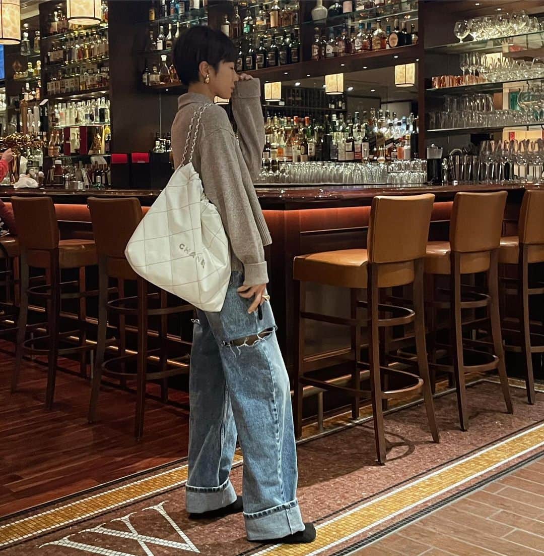 正中雅子のインスタグラム：「昨日の服♠︎  今日からSALEになったお気に入りのポロニットにデニム☺︎  昨日はお財布を新しく新調して なんだか気持ちがわくわくしました👛  朝は、MACHATTのポストカードを額に入れてインテリアにしてくれているお客様もいらっしゃることを知り感動したり🥺  部屋中お掃除したり なんだかいい一日でした🫶  お昼から始まったMORE SALEへも沢山のご注文を頂き感謝申し上げます🥺🙏  改めて今年もどうぞ宜しくお願いします🐇  #MACHATT #masaco服 #maisonmargiela #bottegaveneta #chanel」