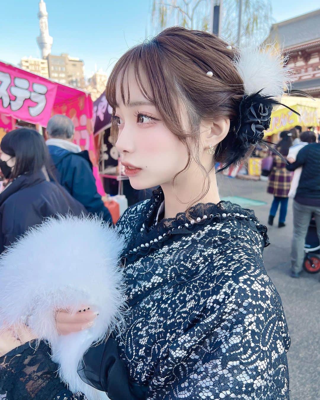 のインスタグラム：「横顔(ω^ *)♡ 彼女感ショット📸🖤 今日はお昼バージョンだよん☁  食べ歩きしたりレトロカフェ行ったり1日満喫できたー☕*°  #浅草雷門 #浅草食べ歩き #浅草観光 #浅草着物 #浅草 #浅草寺 #浅草着物レンタル #浅草カフェ #雷門 #着物ヘア #着物レンタル #着物ヘアアレンジ #着物コーデ #レース着物 #asakusa #asakusatemple #japanesegirl」