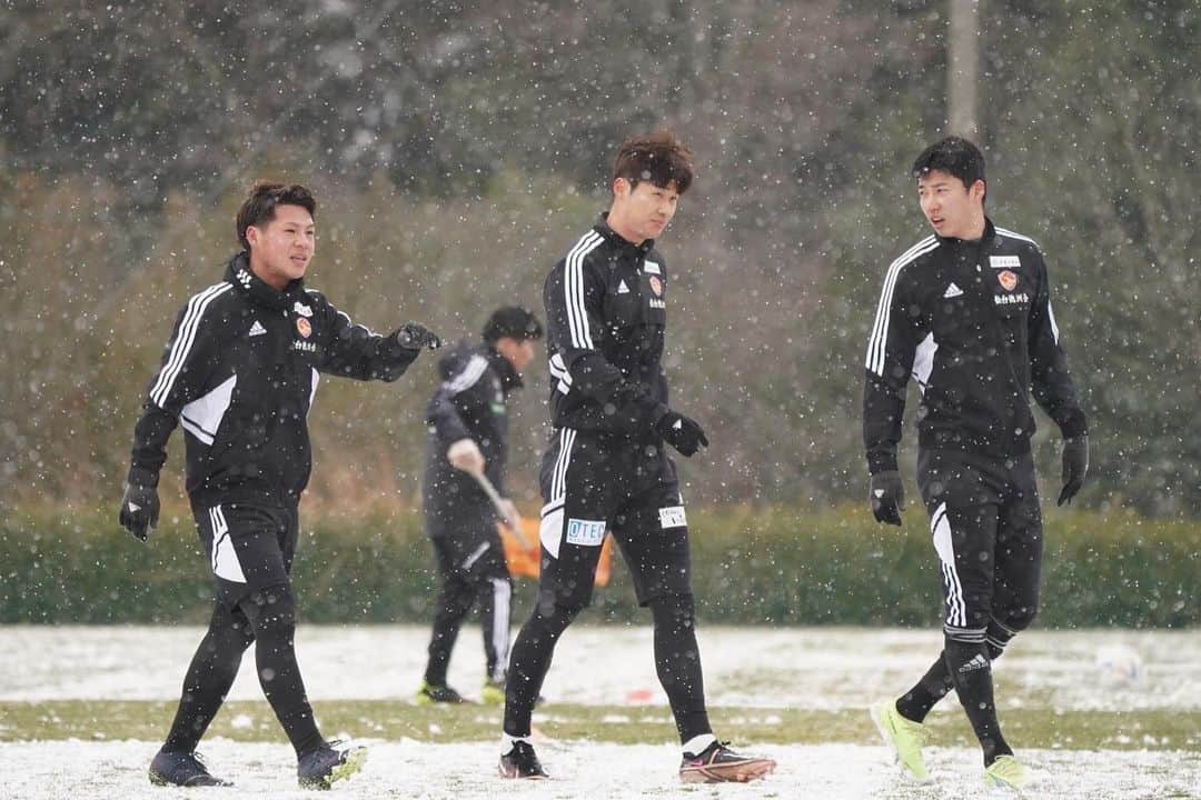 中島元彦さんのインスタグラム写真 - (中島元彦Instagram)「いい写真✌️ テヒョン、ヨンジュンの韓国ペアはめちゃくちゃいいやつでおもろい😊  ヨンジュンがタグ付けしてって言ってたからしてあげよ。 ベガルタサポーターの方フォローしてあげてください🙇‍♂️  #ほな」1月10日 20時00分 - crz_m.nakajima