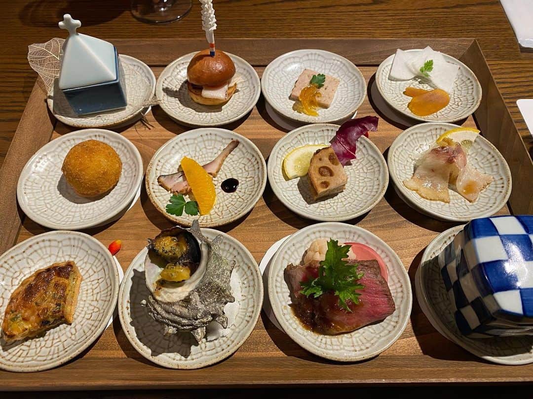 鈴木柚里絵さんのインスタグラム写真 - (鈴木柚里絵Instagram)「長崎旅行に行ってきました〜 ホテルが良すぎて、ホテルでだらだらするだけでも満足してしまった・・・！ セトレグラバーズハウス長崎に泊まりました。 ご飯が美味しすぎました。 夕ご飯豪華すぎ・・・！ 御通しだけでなんと１２種類。 地元の食材を使っていて、一つ一つにこだわりを感じました。 友達と2人で食レポごっこで盛り上がりました。 朝ごはんもまずお茶碗から選べてこだわりを感じました。 もちろん美味しい。 まさに長崎を食べ尽くしたという感じです。 ラウンジの自家製カステラも美味しかったです。 フリードリンクのラインナップも豪華かつ素敵でした！ラムネとかめっちゃ懐かしい！ 異国情緒溢れる雰囲気もよかったです！どこに行っても映えスポット！ もっと服をたくさん持っていってたくさん写真撮ればよかった・・・ あと、夕食を楽しみすぎて夜のお散歩に参加できなかったので、今度行ったら朝と夜のお散歩コースに参加したいです！ 忘れられない経験になりました。 写真１０枚では魅力を伝えきれないので、後日動画も投稿する予定です！ 食レポごっこ動画は長いのでYouTubeにアップします。 ホテルの情報はストーリーズのリンクに貼りました。 @setreglovershousenagasaki  I went to Nagasaki with my friend. I stayed at a very nice hotel. I had a great time there. The dinner was so delicious. I was impressed by the flavors of the local ingredients. I want to visit this hotel again. I recommend you.  #sponsored #セトレグラバーズハウス長崎 #setreglovershousenagasaki #長崎ホテル #南山手ホテル #おこもりstay #女子旅 #カップル旅 #ナチュラルワイン #ドリンクペアリング #おしゃれホテル」1月10日 20時01分 - yuriehiyoko