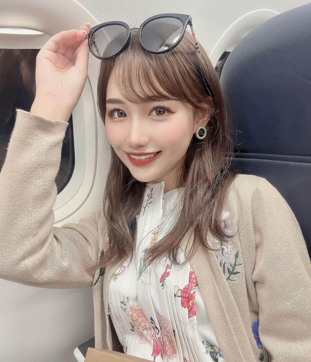 のインスタグラム：「⋆ 早くまた飛行機乗りたいな〜✈️  りほとお揃いのサングラス買って るんるんで写真撮った☺️👓  #ootd #fashion #instafood #instagram  #hairstyle #outfit #code #instafashion  #ファッション #撮影 #ヘアスタイル #ヘア  #コーディネート #コーデ #今日の服  #沖縄 #飛行機」