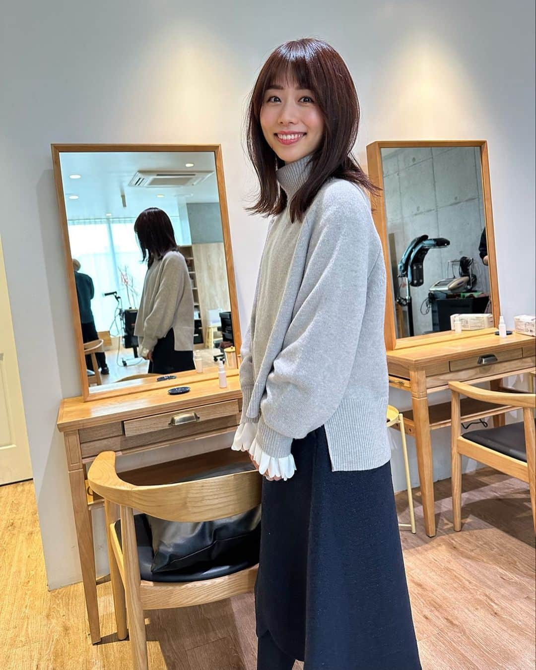 伊藤京子のインスタグラム：「. 遅ればせながら、、、 新年明けましておめでとうございます✨  本年もよろしくお願い致します。  皆さん元気に過ごされていますか？ 私は12月から親子で体調不良が続き、 年末年始も寝たきりでしたがようやく、ようやく復活しました😂✨ フォローしてくれた家族に感謝🙏 今年は健康に過ごせたらもうそれだけで幸せです！😂❤️  #保育園に行き始めると沢山風邪ひくよと聞いてはいたけど #しっかり体感しております笑 #写真はお世話になっている美容院にて #カットしてさっぱり #ヘアケア#カットカラー#美容院#美容院終わり」