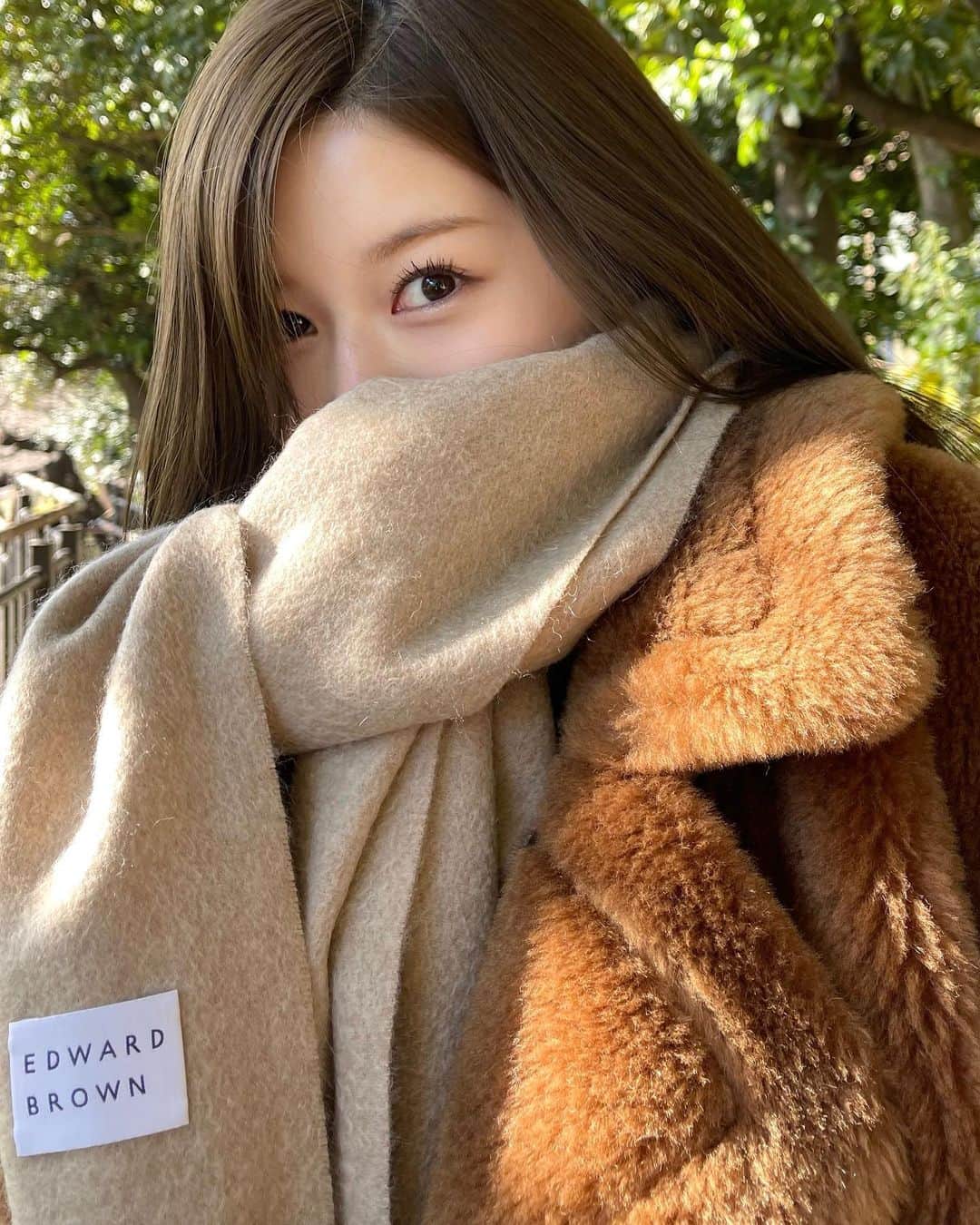 石崎日梨のインスタグラム：「⁡ 今冬の相棒マフラーが決まりました👱🏻‍♀️🧣 ⁡ カシミヤ100%カラーはエクリュにした @edward_brown_official」
