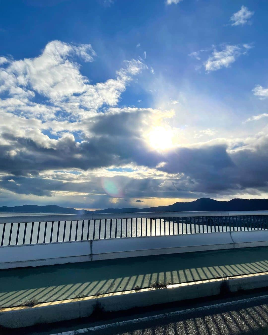 桜井奈々さんのインスタグラム写真 - (桜井奈々Instagram)「年始はいつもの帰省を兼ねて滋賀and京都旅。 いつも穏やかで雄大な琵琶湖は眺めるだけで癒されます💕 京都は宇治エリアに初めて行ってみました♫これまた素敵な街並みに出会うことができ良き時間となりました✨  そして５歳息子が、、まさかのお抹茶デビュー🤣飲めるのか？と疑問でしたがしっかり飲んで和菓子堪能してましたw  おかげで数カ所でお抹茶タイムを楽しむことができました！！🍵  いつも行く場所も子供の成長と共に一緒に楽しめることが増えてそれも楽しい✨  甲賀市の忍術屋敷では忍者🥷について学び、、楽しくなりすぎた４０歳。笑 帰京後連日忍者ばかり調べてます🤣🤣  そして帰り道のSAで、、ふと気をぬいたら、、お財布を盗難にあい🤣🤣 新年早々やってしまいました🤣w  笑うしかないです🤣  そして今日からやっと学校と幼稚園始まり、、自由を取り戻しました🤣  お母様方、、冬休み！ お疲れ様でした♪♪  #子連れ旅行 #子連れ旅 #京都#滋賀県#琵琶湖」1月10日 20時19分 - sakurai_nana7