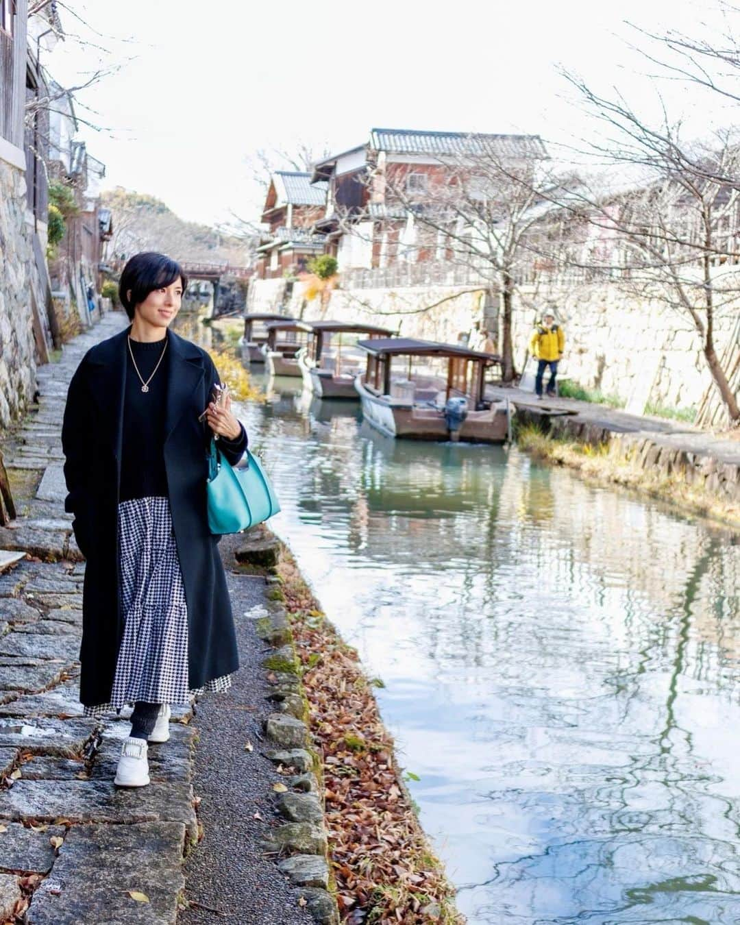 桜井奈々さんのインスタグラム写真 - (桜井奈々Instagram)「年始はいつもの帰省を兼ねて滋賀and京都旅。 いつも穏やかで雄大な琵琶湖は眺めるだけで癒されます💕 京都は宇治エリアに初めて行ってみました♫これまた素敵な街並みに出会うことができ良き時間となりました✨  そして５歳息子が、、まさかのお抹茶デビュー🤣飲めるのか？と疑問でしたがしっかり飲んで和菓子堪能してましたw  おかげで数カ所でお抹茶タイムを楽しむことができました！！🍵  いつも行く場所も子供の成長と共に一緒に楽しめることが増えてそれも楽しい✨  甲賀市の忍術屋敷では忍者🥷について学び、、楽しくなりすぎた４０歳。笑 帰京後連日忍者ばかり調べてます🤣🤣  そして帰り道のSAで、、ふと気をぬいたら、、お財布を盗難にあい🤣🤣 新年早々やってしまいました🤣w  笑うしかないです🤣  そして今日からやっと学校と幼稚園始まり、、自由を取り戻しました🤣  お母様方、、冬休み！ お疲れ様でした♪♪  #子連れ旅行 #子連れ旅 #京都#滋賀県#琵琶湖」1月10日 20時19分 - sakurai_nana7