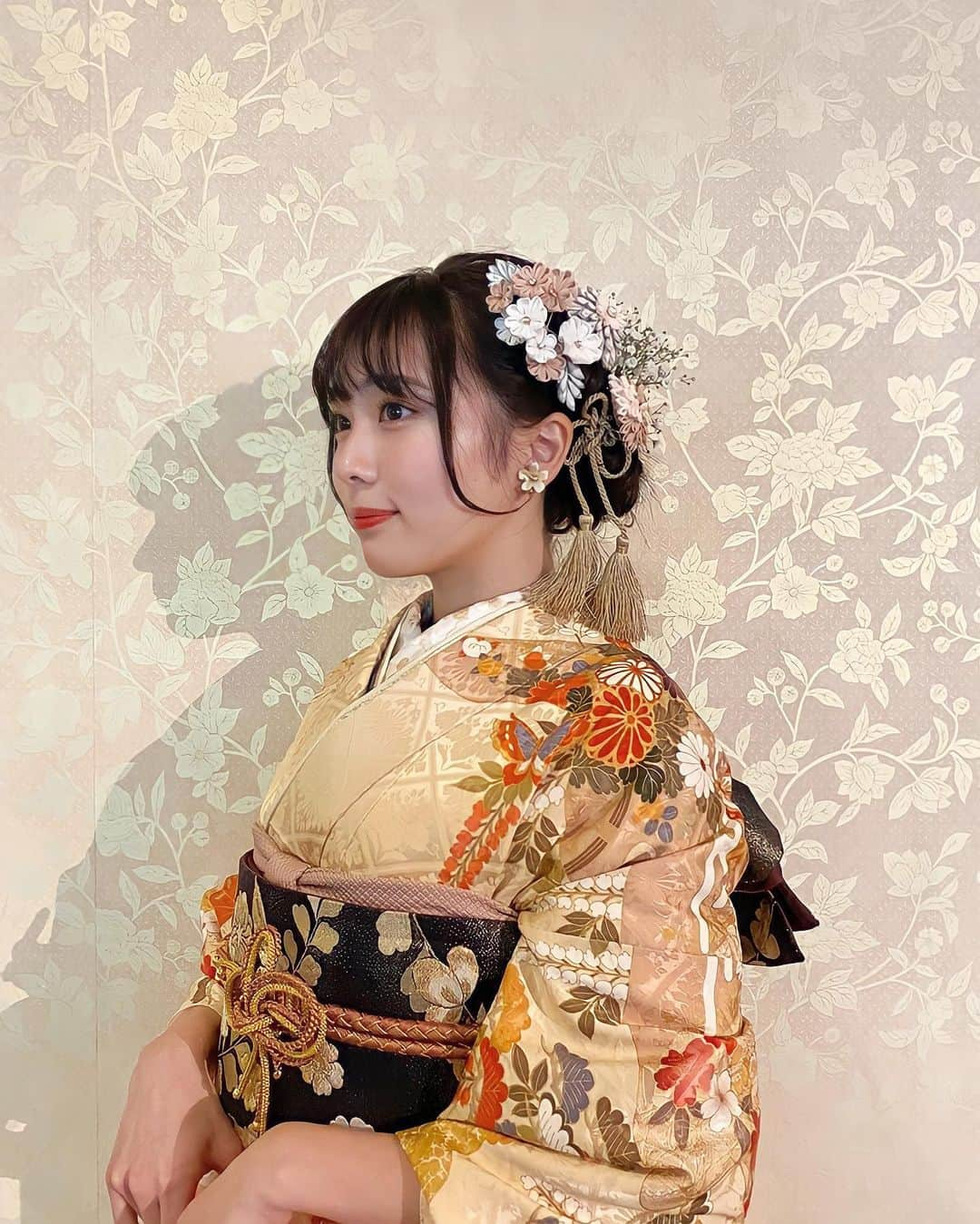 金山奈々絵のインスタグラム：「昨日は成人の日！ 新成人の皆様おめでとうございます🌸  私も成人式行ってきました！ 当日は前撮りより髪やメイクをふわふわめにしてみたの〜!(最近振袖の写真多くてごめんね🙇‍♀️)  それから、、声をかけてくれた人たち本当にありがとうございました！見てるかな？？少しだけどお話しもできて嬉しかったし、力になりました😭💓  #成人式#振袖#振袖ヘア#ママ振」