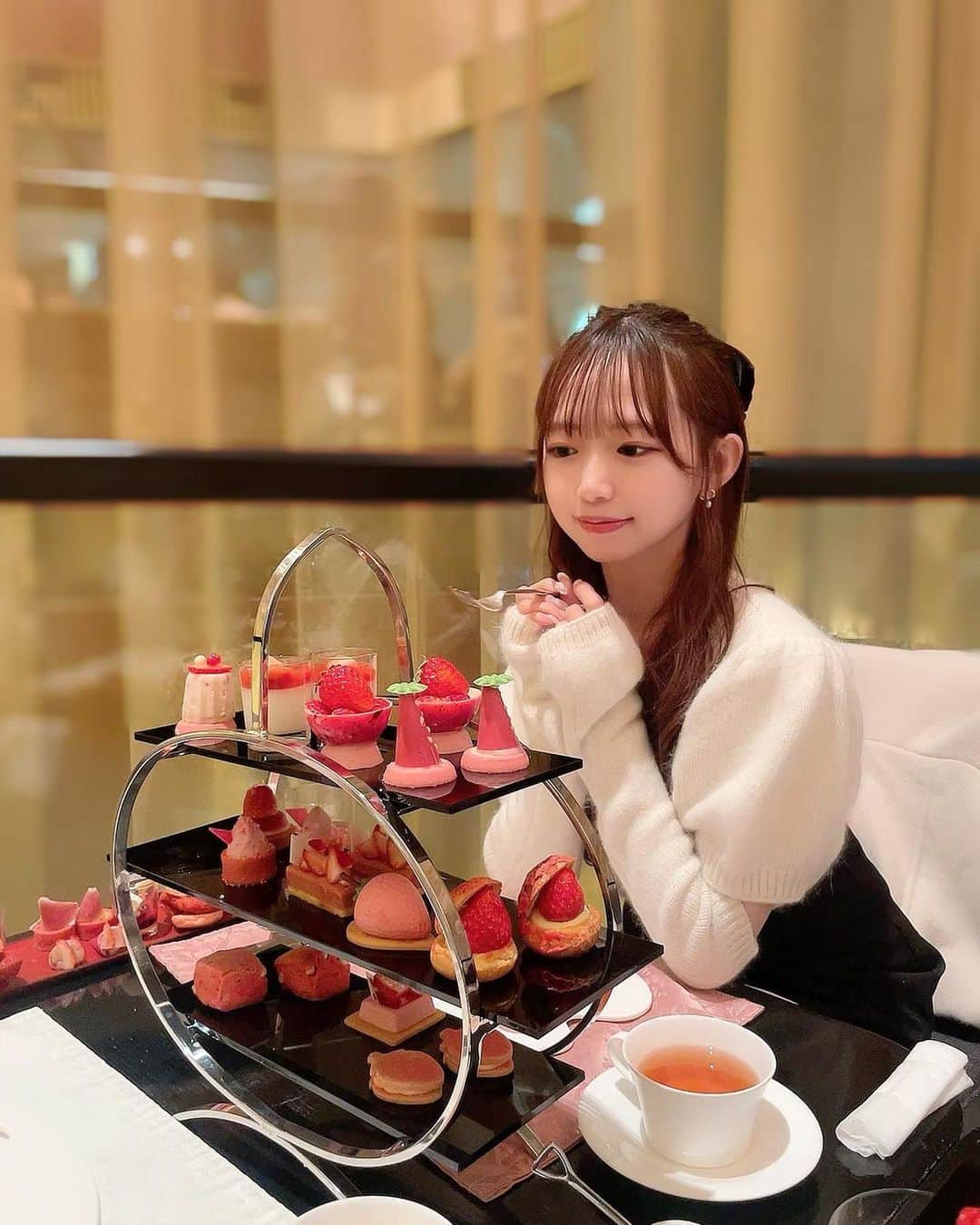 畑美紗起のインスタグラム：「だいすきないちごに囲まれた🫖🍓  全部食べれた♡ 幸せだったよ〜♡  #インターコンチネンタル #anaインターコンチネンタルホテル東京 #いちご #いちごスイーツ #いちごビュッフェ #ビュッフェ #ホテルビュッフェ #デザートビュッフェ #アフターヌーンティー #畑美紗起 #afternoontea #instagood #shooting #me #cafe」