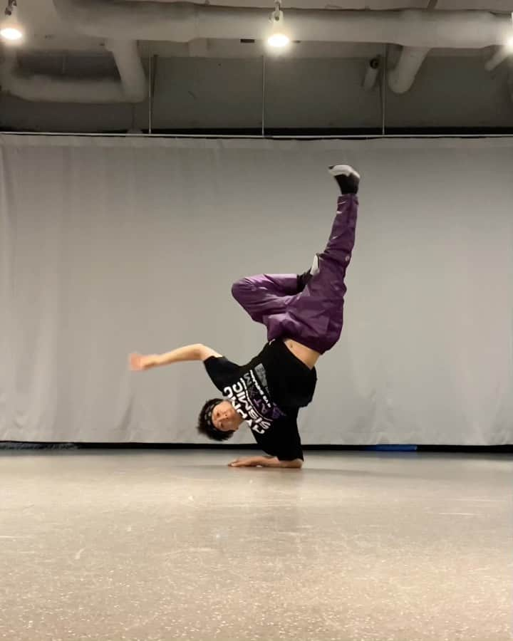 SNACK（野村直）のインスタグラム：「Acrobat Flip Practice  @bboysnack   ♫ @omata_the_maniac ♫  #flip #backflip #webster #corkscrew #aerial #backhandspring #ウェブスター #コークスクリュー #側宙 #バク転 ##バク宙 #側転 @underworldgear @underworld.germany #2030火 0110」