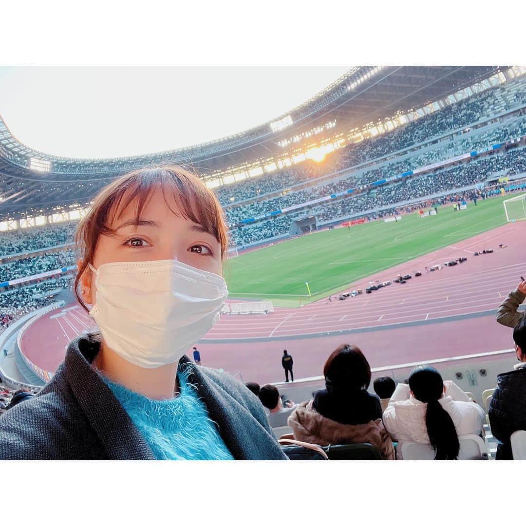 のインスタグラム：「🏆 昨日は高校サッカーの決勝を観戦しに 国立競技場へ！  もうーー、本当にドラマチックで素晴らしい大会でした。 高校サッカーと共に過ごした年明け、 最高だ。  今回は3回戦からなるべく会場へ足を運んでいたので、 なんというか国立にたどり着いて自分も感動してしまいました。（誰やねん笑） みんなよくここまで頑張ったなぁと。 この寒い時期、体調管理だって大変だし、 試合中の一瞬のチャンスを逃さない集中力も凄まじいよ。 本当に素晴らしい。 学ぶことがたくさんあります。 ひたむきに、誠実に、全力で取り組むことって美しいね。  写真3枚目、 直射日光を浴びる席で帽子を持参しておらず、 マフラーでなんとか凌いでいる図。 もはや日サロでした。 試合とは別の闘いがここにはあった。 次観戦する時は、それも考慮して席を取ること（メモメモ） ⚽️」