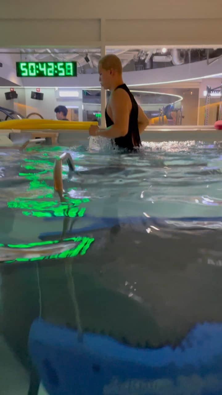 プニエル のインスタグラム：「Starting jogging (very lightly) under water! 🏃‍♂️  물속에서 뛰기 (아주 살살) 시작 했어요! 🏃‍♂️」