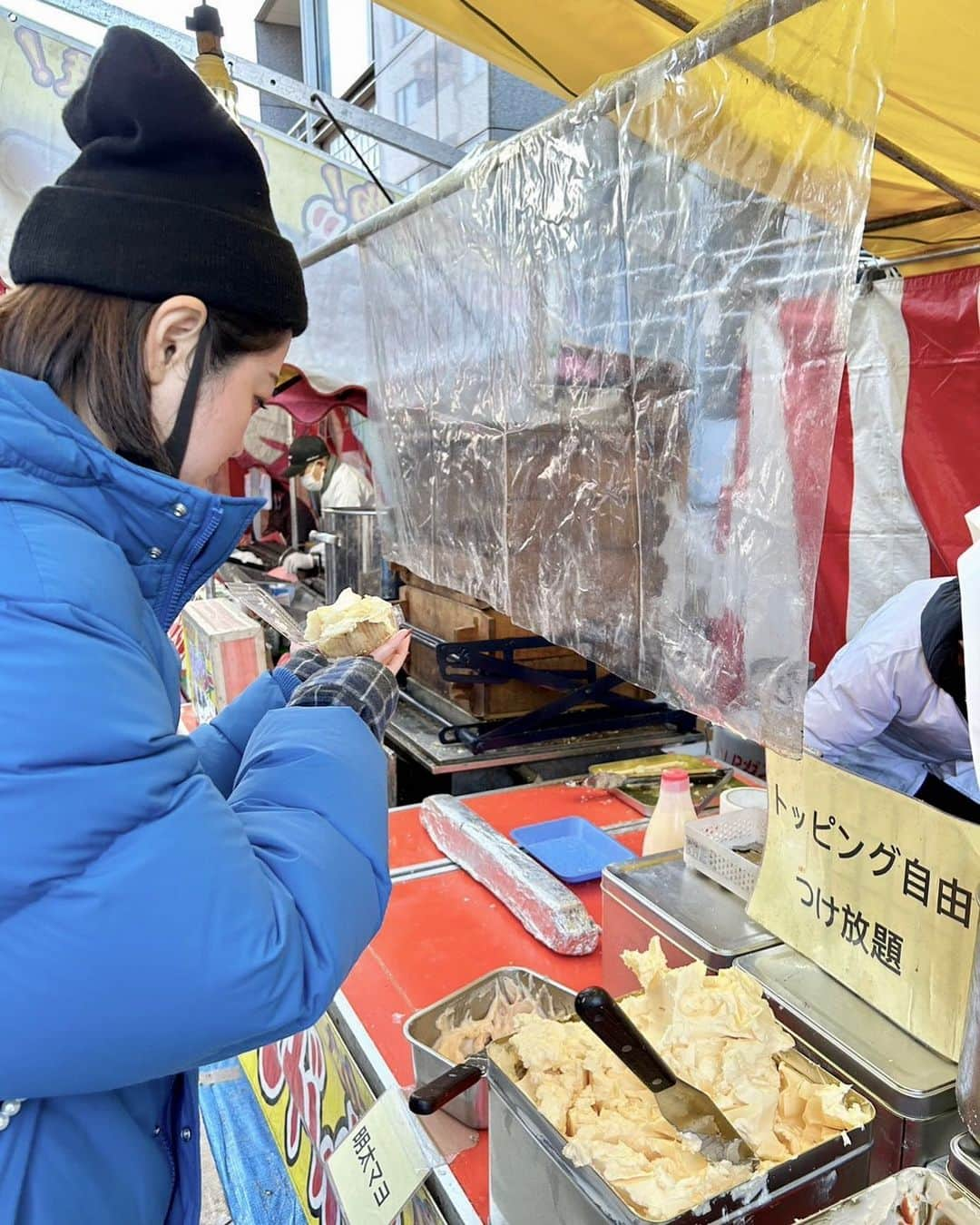 足立かりんのインスタグラム：「🥔×🧈 #新年一発目のスタッフとの飯は #じゃがバター #神田明神の前の屋台 #参拝には行列なのに #屋台食べてる人誰もいない #なんでや #cityだけだたな #屋台の横で頬張ってる人 #city初詣#神田明神#屋台飯#チョコバナナもすき」