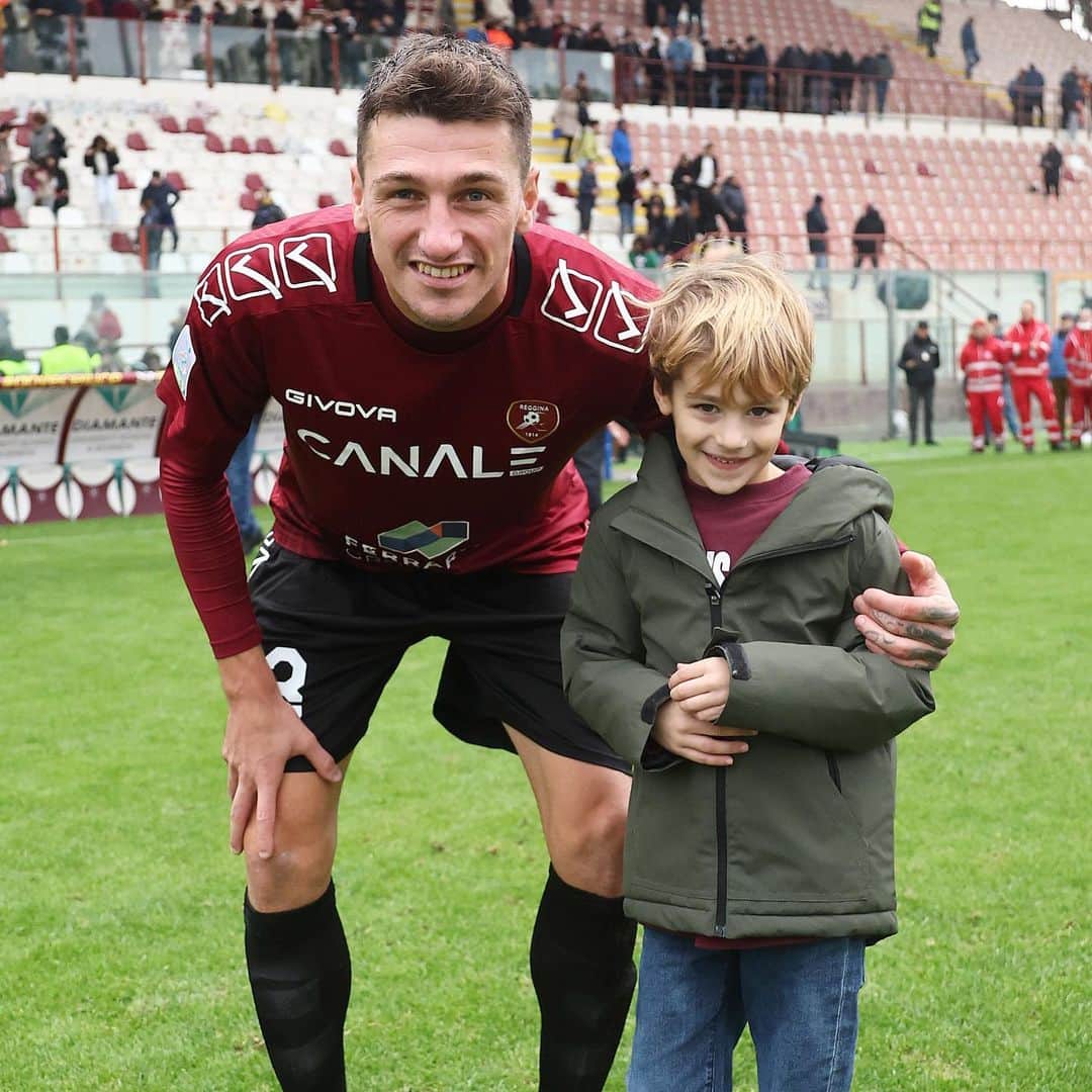 ミケーレ・カンポレーゼのインスタグラム：「La faccia di chi è particolarmente emozionato ❤️ #TommasoGregorio #Reggina#emozione」