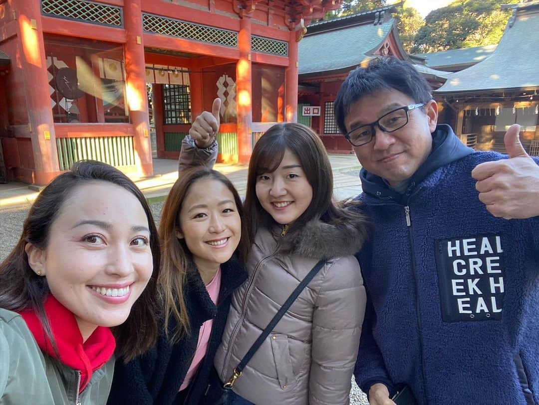 横田英治のインスタグラム：「今日は毎時恒例の鹿島神宮参拝に選手たちと行って来ました‼️⛩🎶 日程が合わず来れなかった選手の分も祈願😌 いよいよスタートですね〜🐇🎶  #岸部桃子プロ  #吉野茜プロ  #村田理沙プロ  #井上りこプロ  #若林舞衣子プロ  #大西葵プロ  #ヒールクリーク  #グラファイトデザイン  #イオミック  #ロサーセン  #グラインドスタジオ  #アディダスゴルフ  #テーラーメードゴルフ  @clubhouse.17」