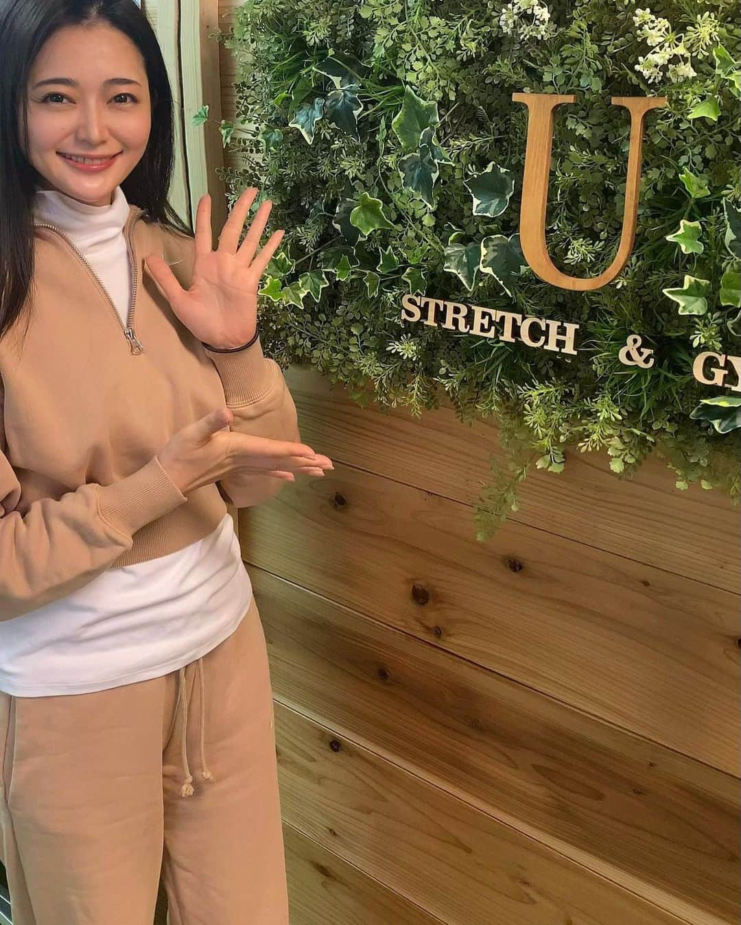 山口愛実のインスタグラム：「恵比寿駅から徒歩5分 U_ストレッチ&ジムに行ってきました！ こちらはパーソナルトレーニングとストレッチが一緒に出来るというところ❗️つまり肩凝りを直しながらダイエット出来ちゃうよーみたいな  トレーニングの前にまずストレッチを受けたんですが担当してくれた山下さんがまずマッチョ！！ どんなパワーストレッチかと思いきやめっちゃ痛気持ち🥺✨最初に痛っ！がくるけどおいおいどんどん気持ちよくなってくるぞーなんだこれーって思ってる間に腕も脚360°回るぐらい軽くなってました！  事前に問診とストレッチで凝りや詰まり、筋力が弱い部分が分かるからその後のトレーニングで、どこにどうアプローチすれば良いかもよくわかるしストレッチで血流やリンパの流れも良くなってるから更に効果が発揮出来そうで期待大です。  しばらく通ってみて経過を見てみようと思います💪  @u_stretch.ryo @u_stretch.official  @u_gym.official  #ストレッチ#恵比寿#肩凝り#腰痛#首凝り#ダイエット#パーソナルトレーニング#ジム」