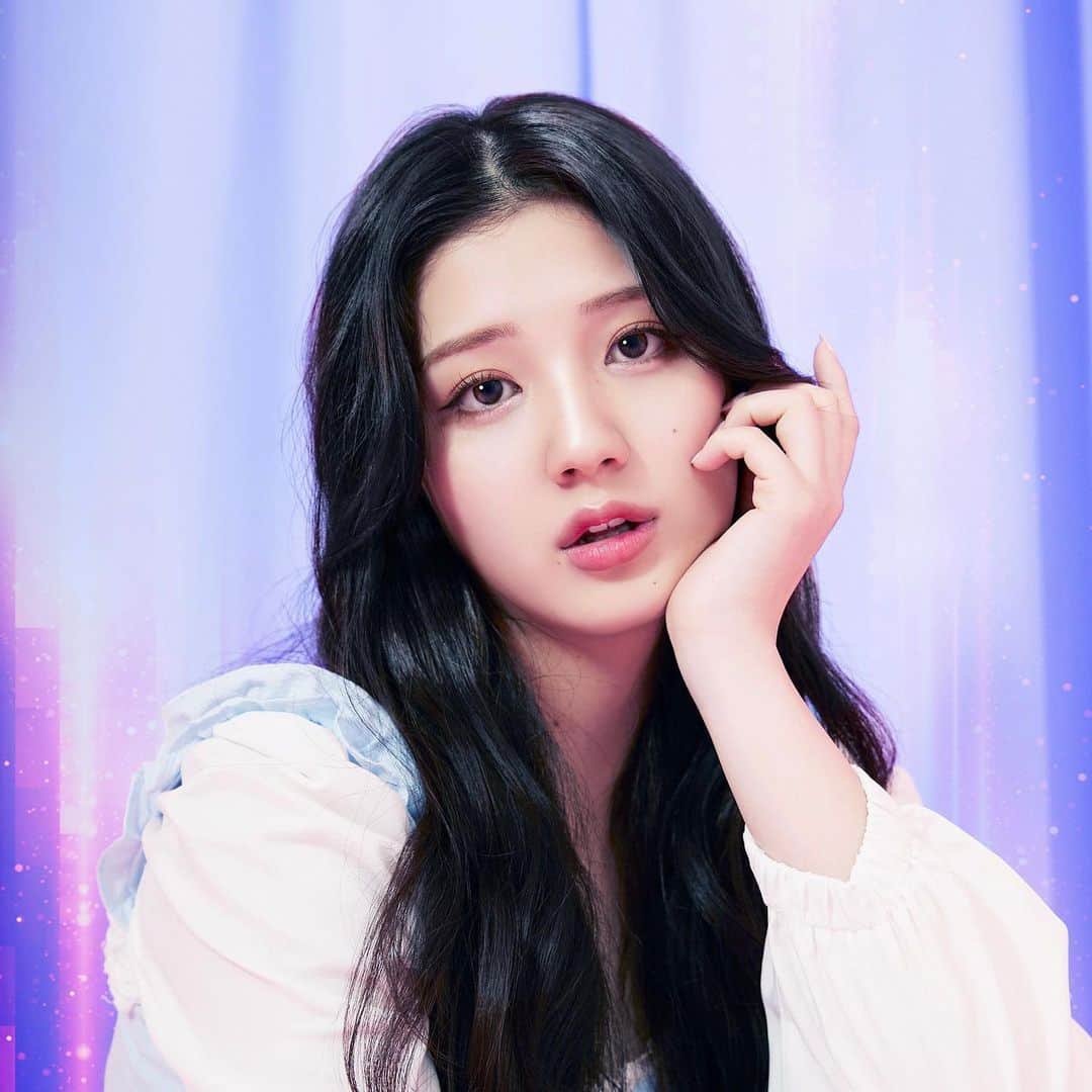 のインスタグラム：「先程情報解禁になりましたが、ABEMA #ロマンスはデビュー前に に出演させて頂きます!  韓国での撮影で、韓国のスタッフの皆さんとの撮影だったり、初めてなことが沢山で私自身もドキドキワクワクです‼︎  これまでお見せ出来てなかった私の姿もたくさんお見せできるよう頑張ってますので、ぜひ温かく見守っていただけると嬉しいです🌞  1月26日(木)よる10時から ABEMAにて放送です！ 私も早く見たい~🥹  ぜひリアルタイムに一緒に見て楽しんでください♪」
