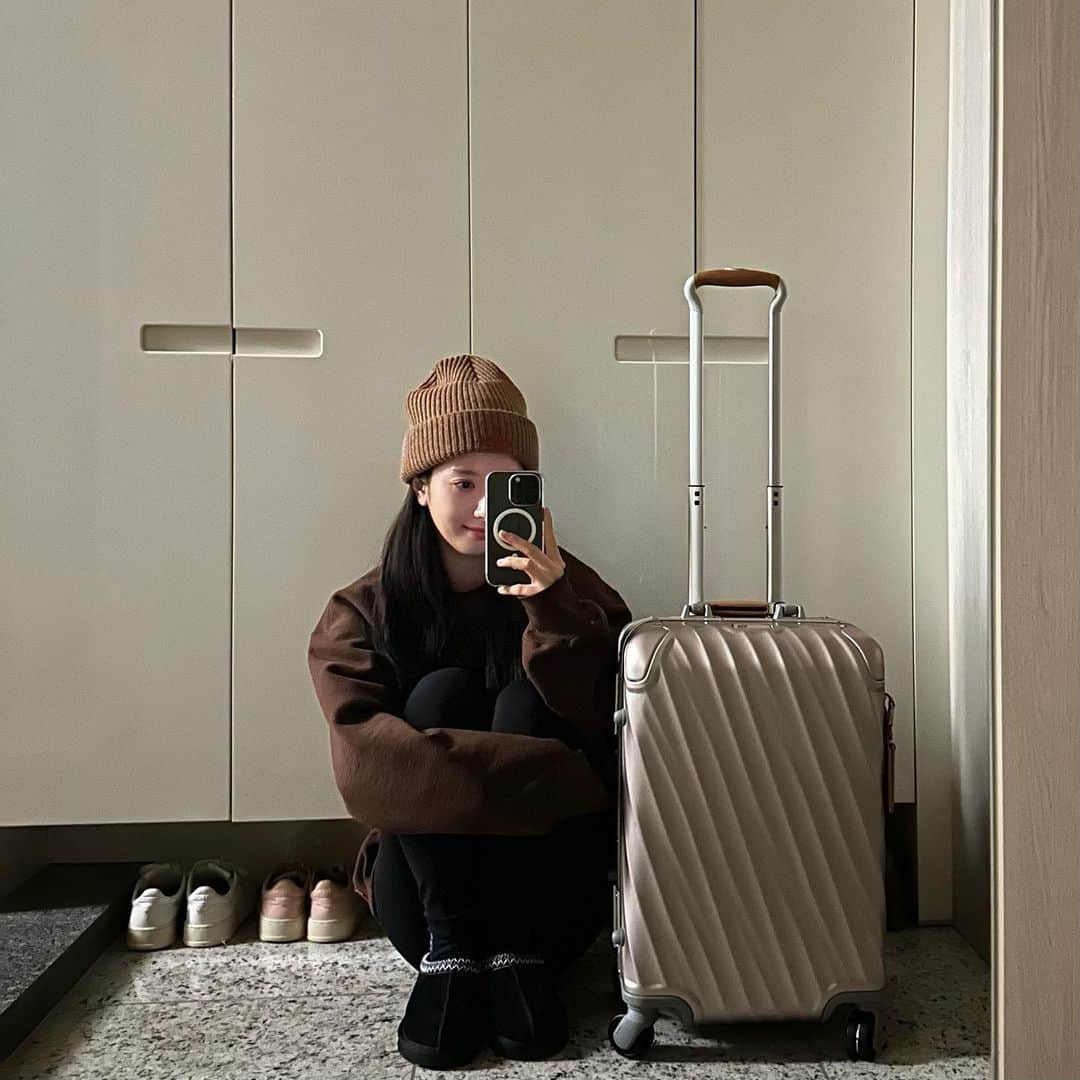 ボナのインスタグラム：「요즘 내 출장 메이트🧳🤍  #AD #TUMI #TUMIKR #TUMI19D @tumitravel」