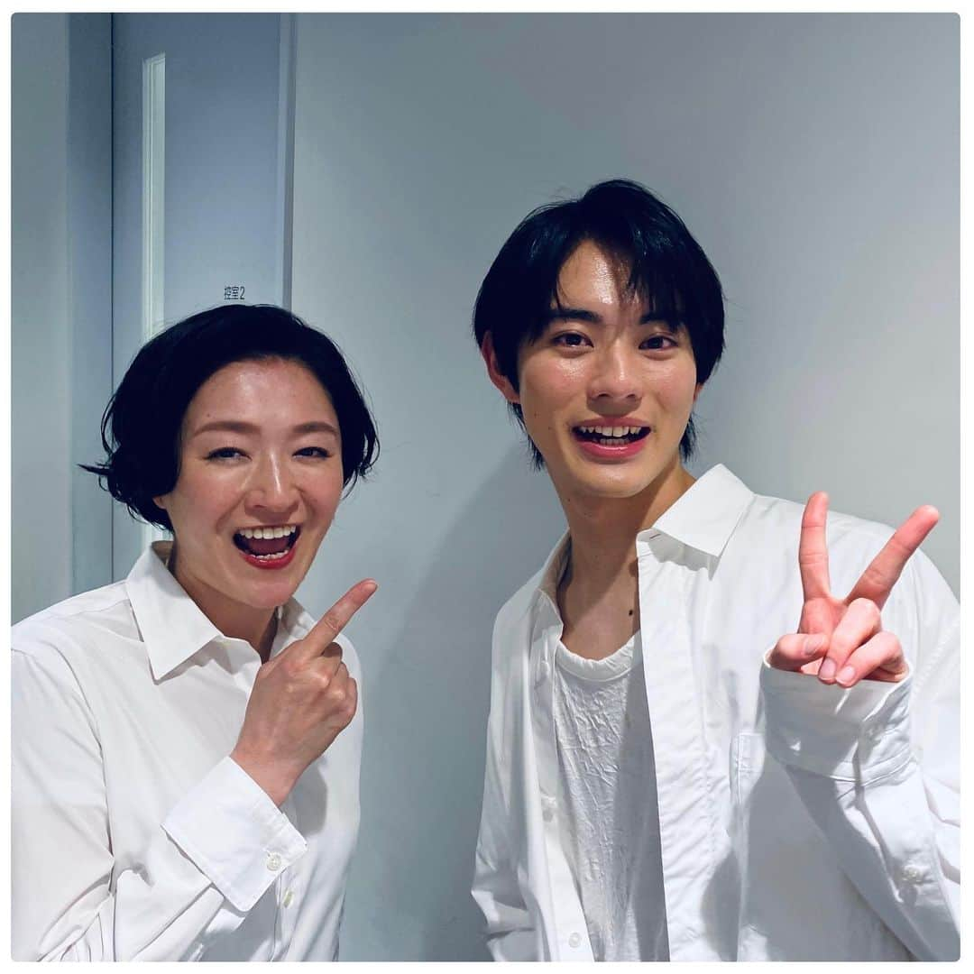 主浜はるみのインスタグラム：「昨日の私の息子(アキト役)は #前田拳太郎 くん。  以前 #仮面ライダーリバイス で立ち退きを迫った相手が息子となって再会出来るとは非常に感慨深いです！😂  そして回替わりの息子達がとても楽しみ。今日と明日、よろしくお願いいたします。  #LDH #劇団EXILE #BOOKACT #朗読劇 #僕らは人生で一回だけ魔法が使える   #ヒューリックホール東京」