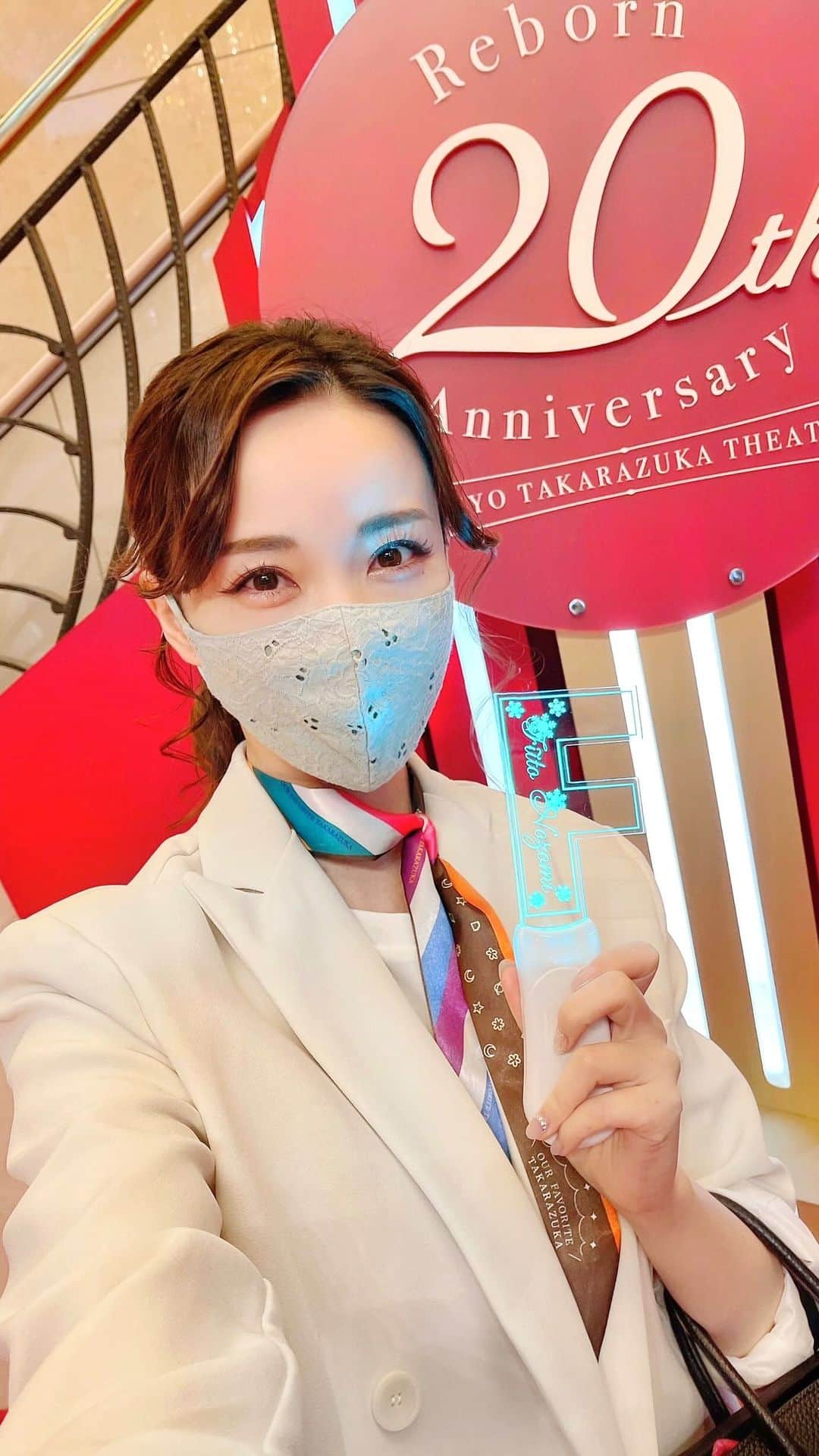 瀬戸早妃のインスタグラム：「宝塚の動画まとめを リールにしてみました💕🥰  どの瞬間も幸せでした❤️ 良かったら音ありでみてください🎵✨  #宝塚 #宝塚歌劇団 #takaraztka」