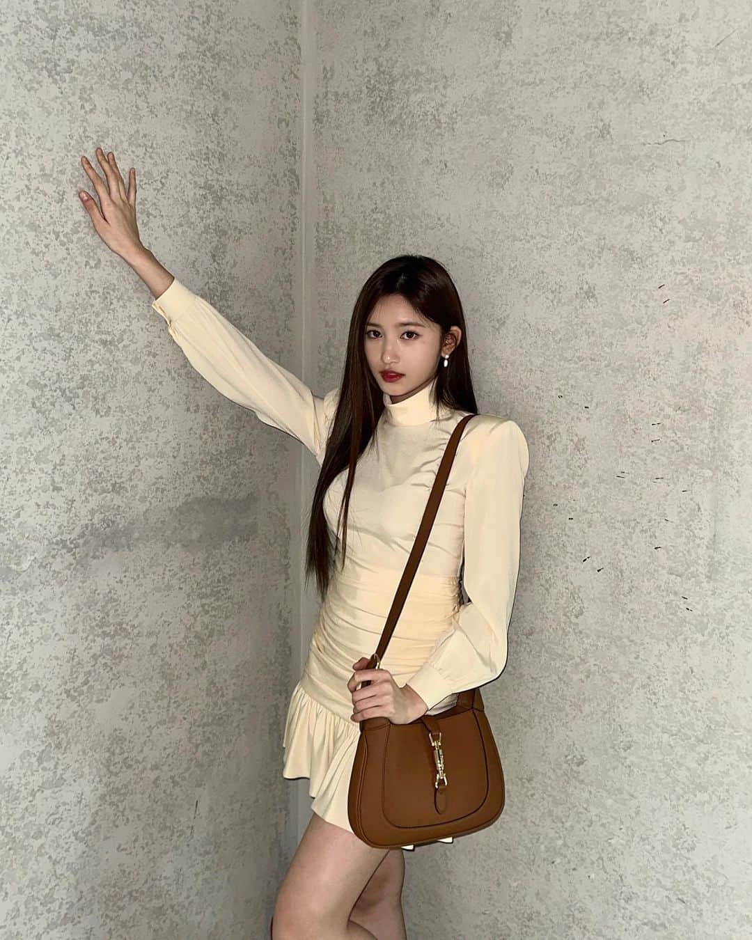 IVEのインスタグラム：「🤎🤎👜  #IVE #아이브 #LEESEO #이서  @gucci #GucciJackie1961 #AD」