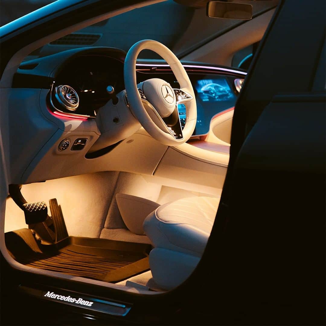Mercedes-Benz Thailandさんのインスタグラム写真 - (Mercedes-Benz ThailandInstagram)「To infinity and beyond. The #EQS 🔋🔌   สุดยอดนวัตกรรมแห่งยานยนต์ไฟฟ้า ด้วยไฟรอบห้องโดยสารถึง 64 สี (Active ambient lighting) ให้คุณสร้างบรรยากาศการขับขี่ได้ด้วยตัวคุณเอง  *อุปกรณ์บางส่วนในภาพอาจแตกต่างจากที่จำหน่ายจริง โปรดตรวจสอบรายการอุปกรณ์ของรถยนต์แต่ละรุ่นที่ผู้จำหน่ายฯ อย่างเป็นทางการทั่วประเทศ​​  📷 itsbigben (IG) for #Mbcreator  #EQS #ProgressiveLuxury #electric #EV #MercedesEQ #MercedesBenzThailand」1月10日 13時00分 - mercedesbenzthailand
